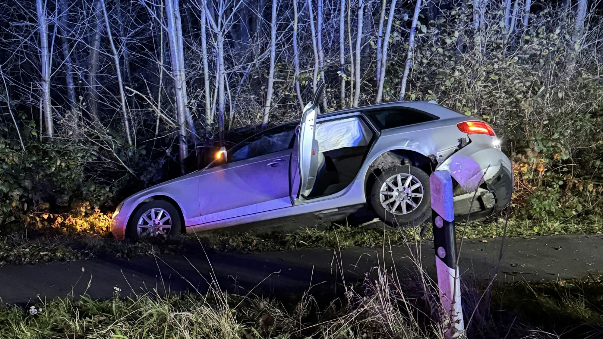 Das Bild zeigt ein Auto, das beschädigt im Straßengraben steht.