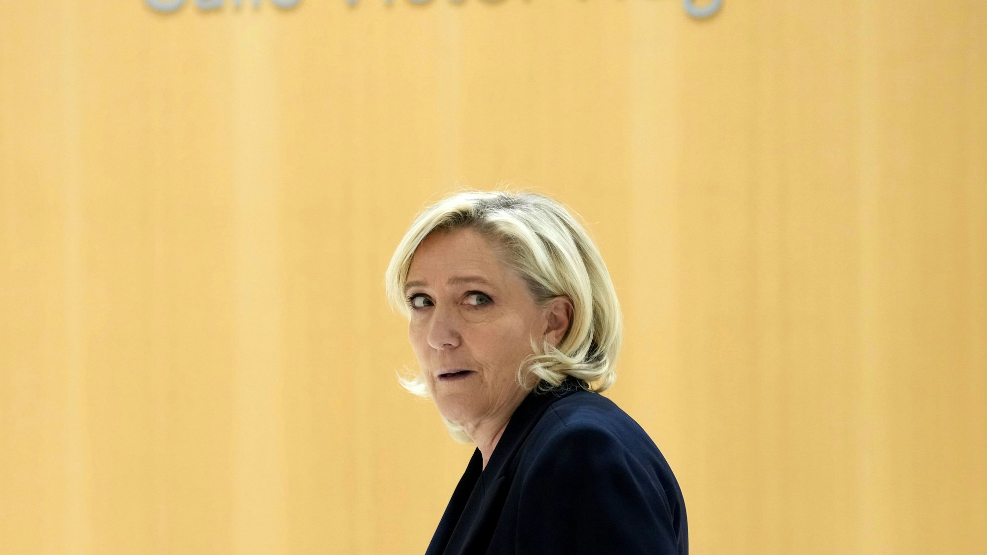Marine Le Pen von der rechtsnationalen Partei Rassemblement National kommt in den Gerichtssaal, wo der Prozess wegen der mutmaßlichen Veruntreuung von Geldern des Europäischen Parlaments stattfindet.