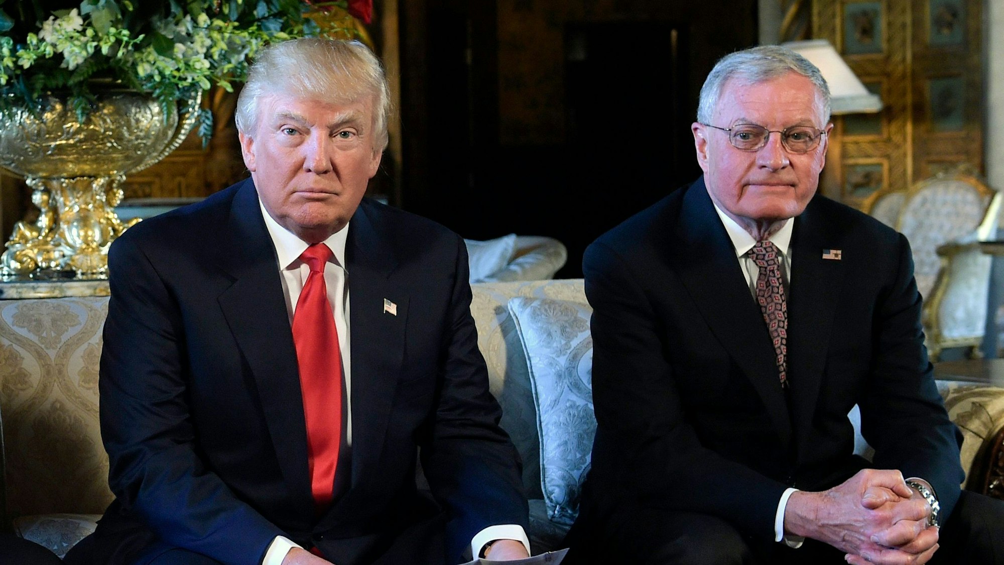 Donald Trump (l.) im Februar 2017 mit Keith Kellogg in Mar-a-Lago