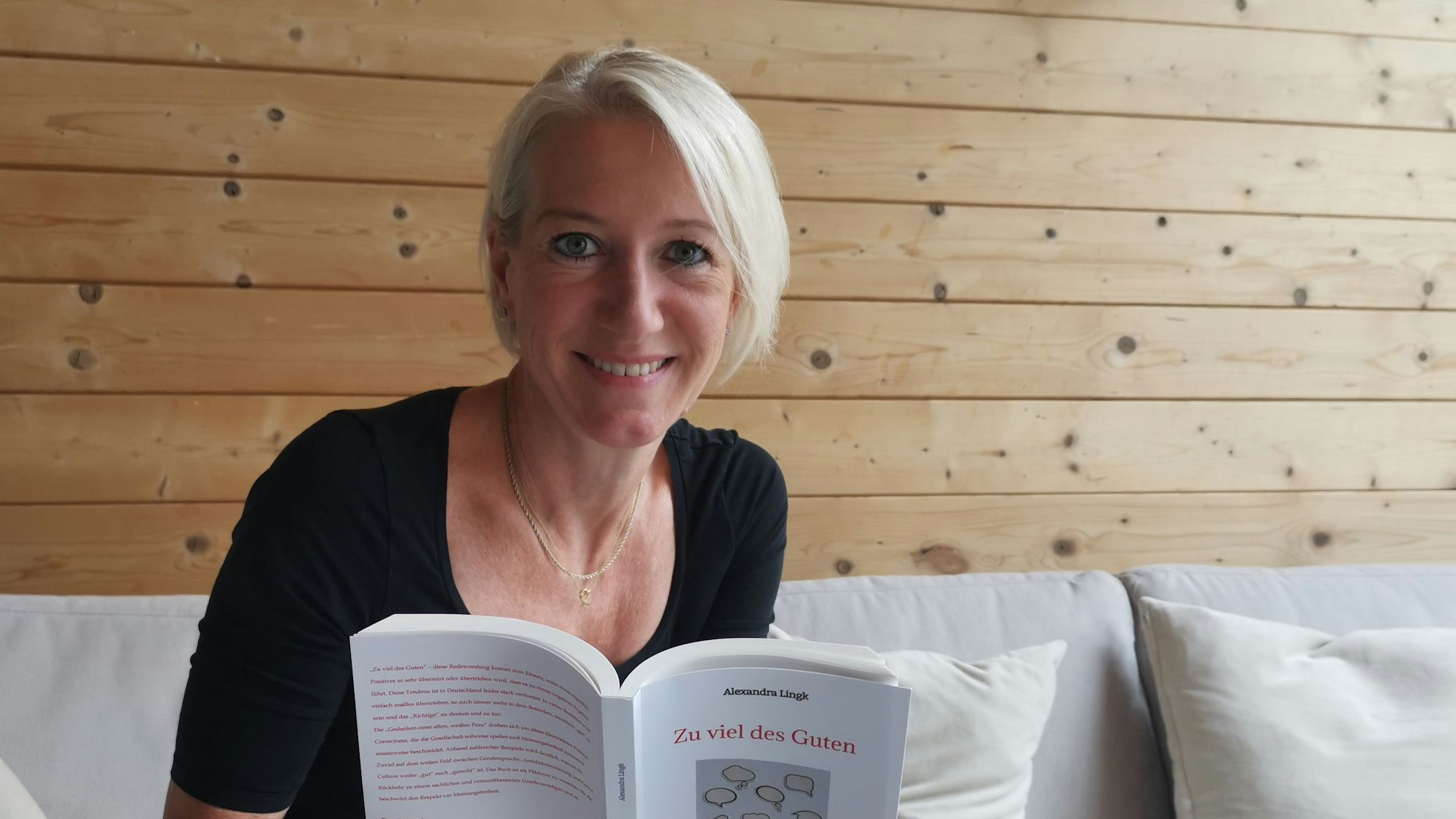 Alexandra Lingk schreibt auch: Im Sommer 2024 legte sie das Buch „Zu viel des Guten“ vor. Darin setzt sie sich mit der Gendersprache auseinander.
