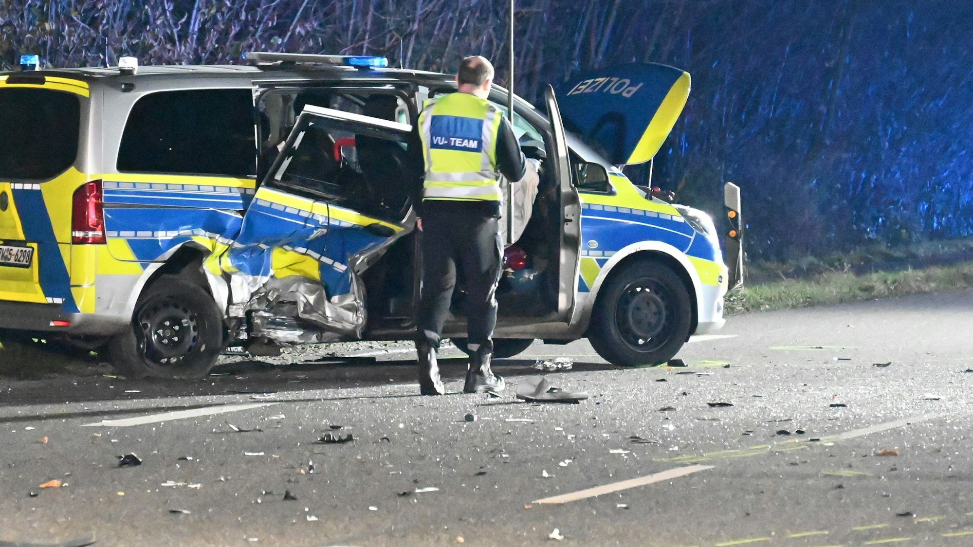 Das Foto zeigt einen beschädigten Streifenwagen.