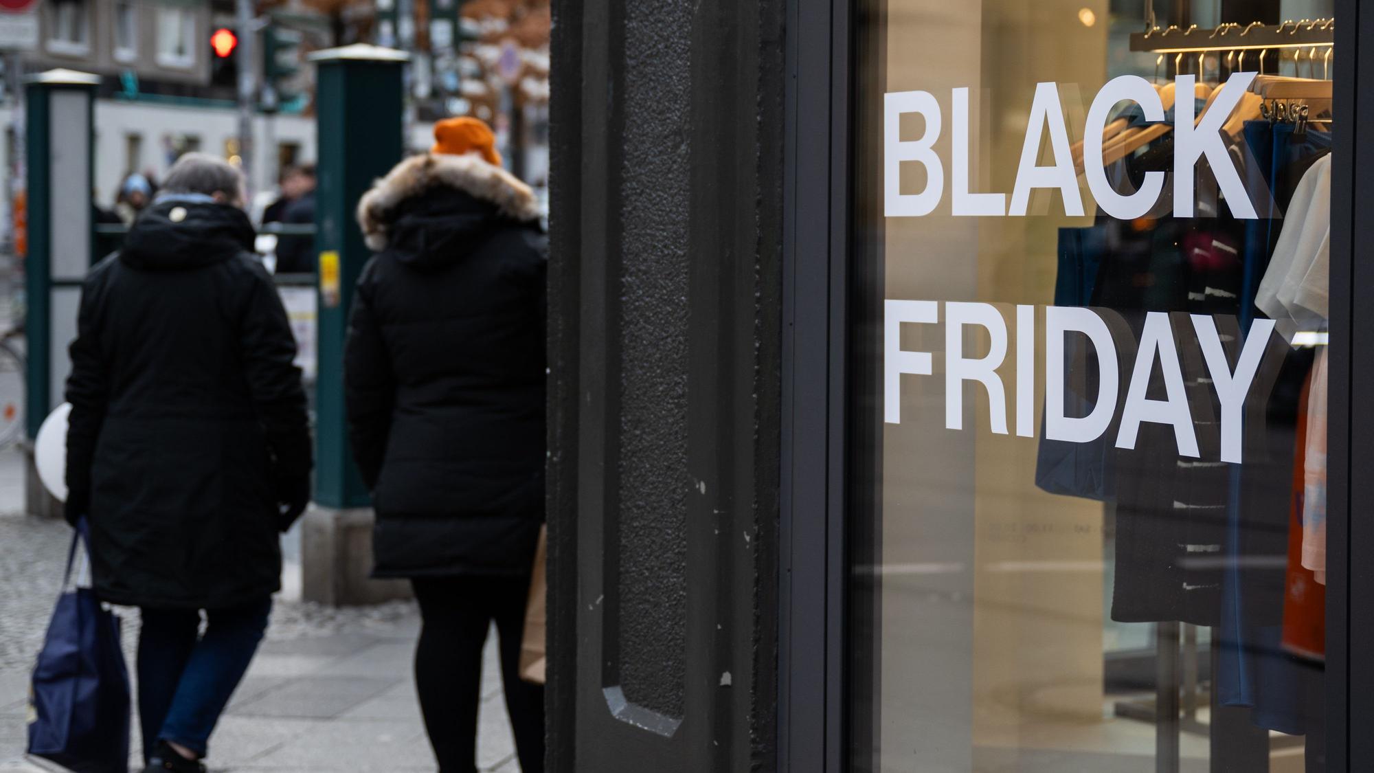 „Black Friday“ steht auf einem Schaufenster. Der Black Friday ist ein Tag für Schnäppchenjäger, an dem viele Geschäfte Sonderangebote und Rabatte anbieten.