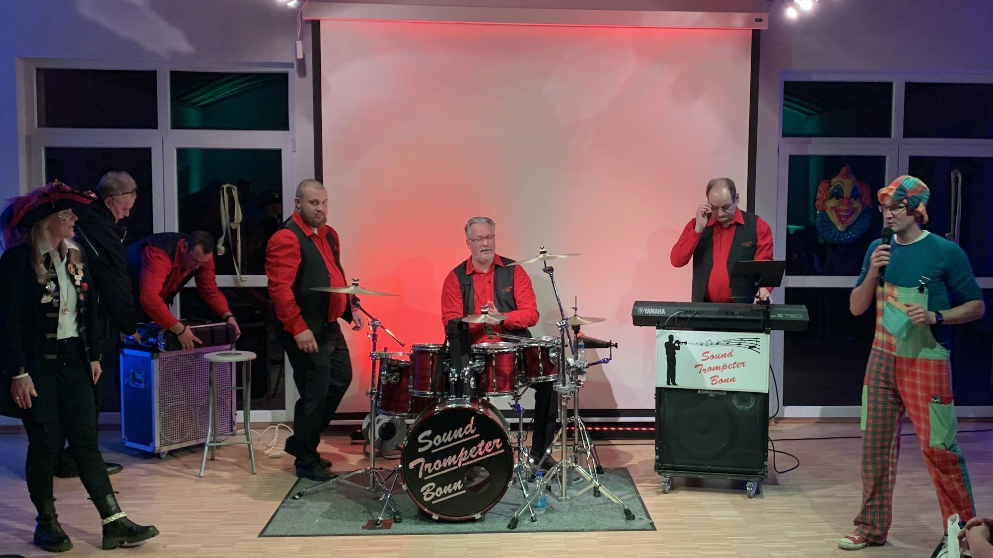 27. November 2024. Alfter-Gielsdorf. 15 Jahre Dorfgemeinschaftshaus Gielsdorf. Bunter Abend. Auftritt Sound-Trompeter Bonn. Foto: Frank Engel-Strebel