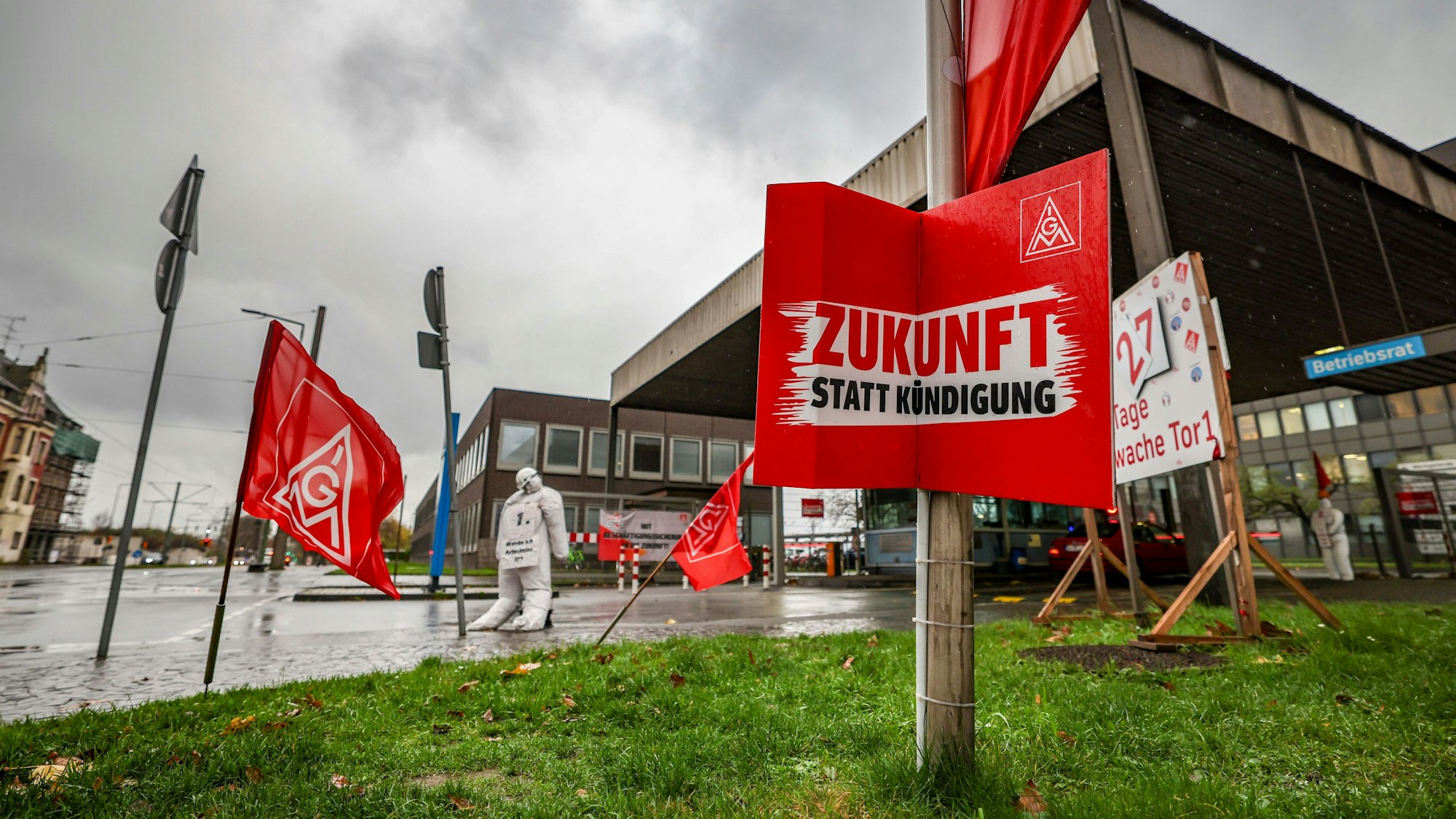 Vor der Einfahrt auf das Werksgelände von Thyssenkrupp Steel in Duisburg Plakate und Fahnen der IG Metall.
