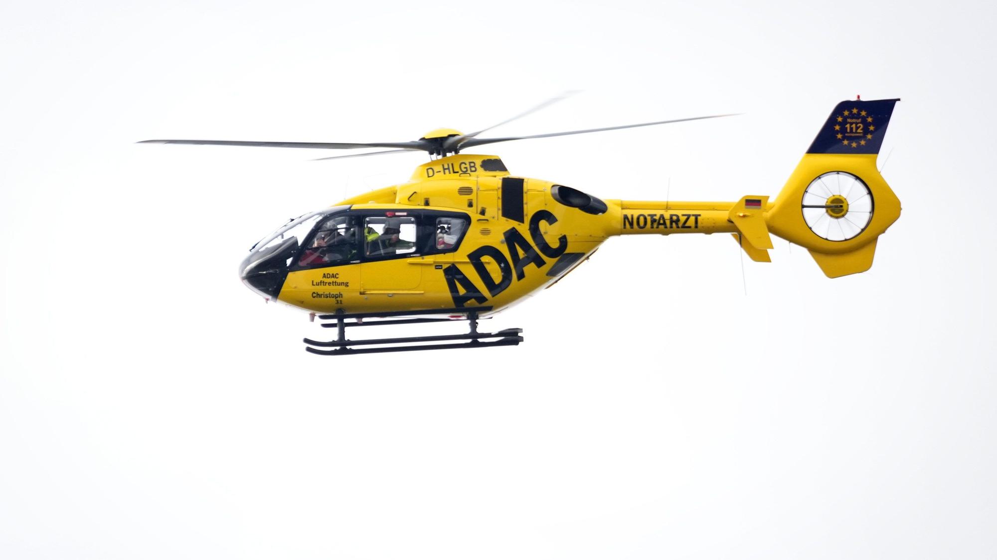Der Rettungshubschrauber ·Christoph· des ADAC fliegt am Himmel.