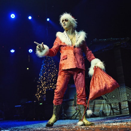 Der Komiker Tom Gerhard war vor exakt zehn Jahren als Weihnachtsmann zu Gast bei der Weihnachtsshow von Brings in der Lanxess-Arena. Nach mehreren Jahren Pause spielt Brings nun im Theater am Tanzbrunnen ein weihnachtliches Konzert.