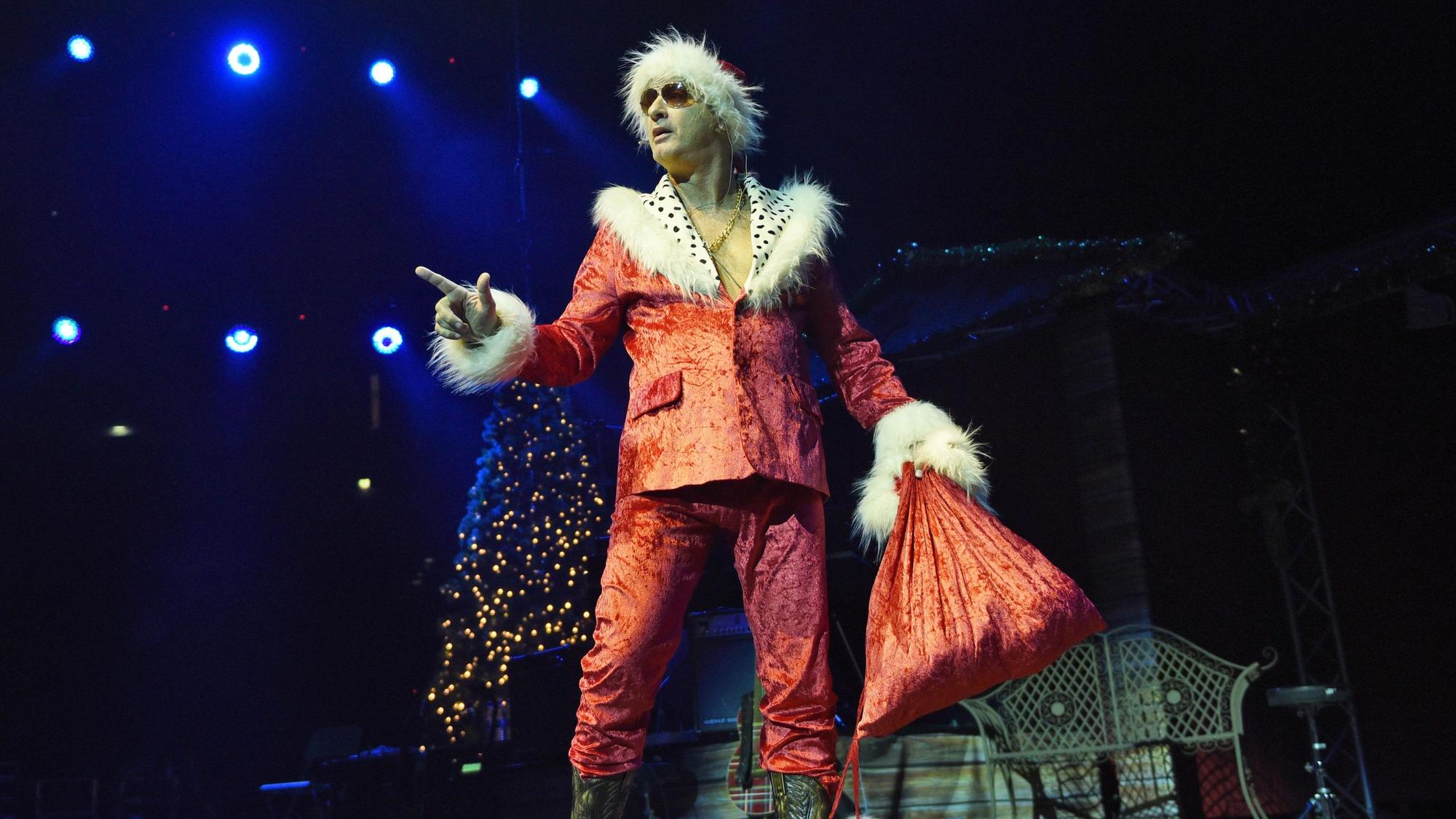 Der Komiker Tom Gerhard war vor exakt zehn Jahren als Weihnachtsmann zu Gast bei der Weihnachtsshow von Brings in der Lanxess-Arena. Nach mehreren Jahren Pause spielt Brings nun im Theater am Tanzbrunnen ein weihnachtliches Konzert.