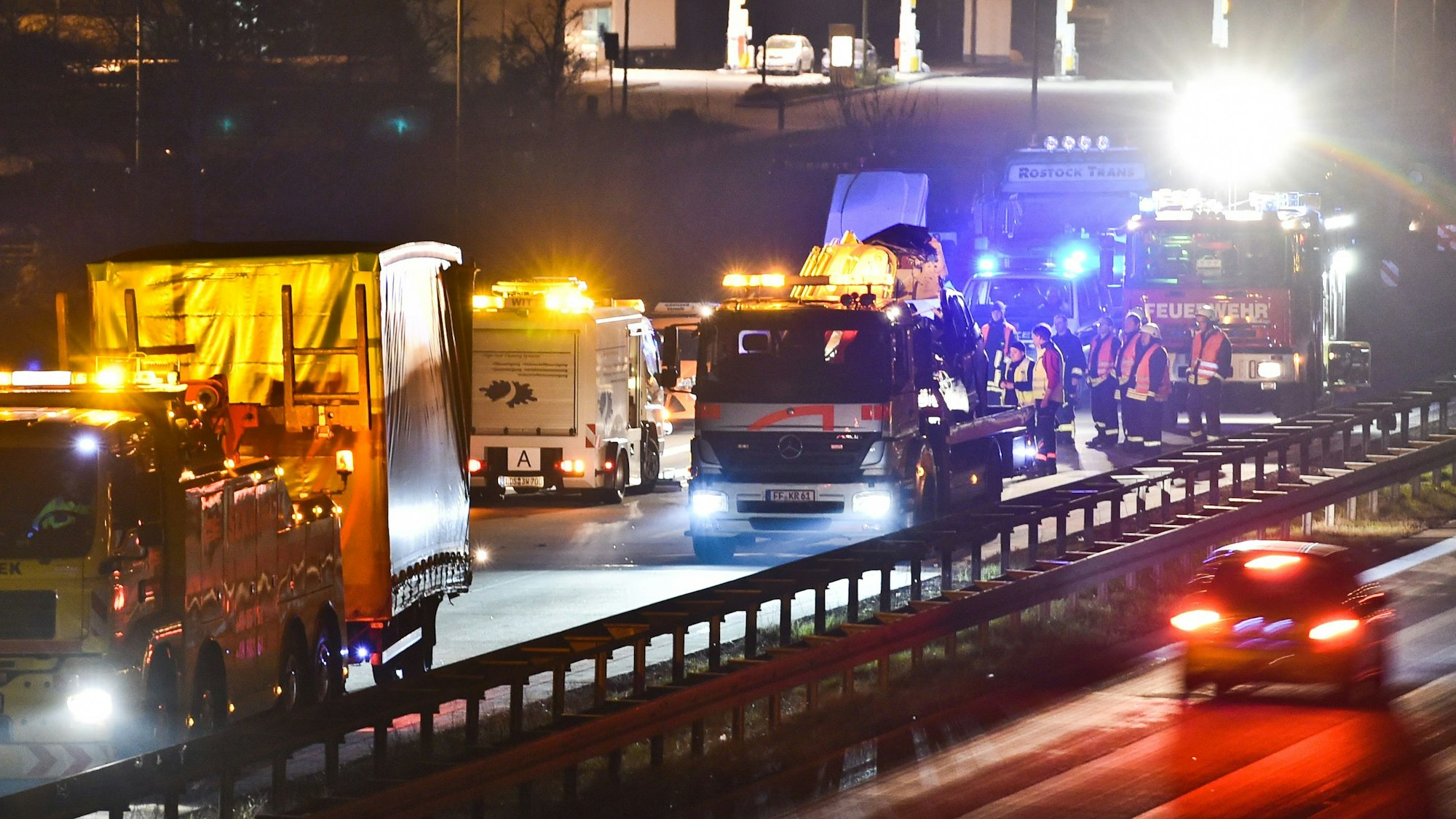 Von den Rettungskräften hell erleuchtet ist eine Unfallstelle auf der Autobahn (Archivfoto).