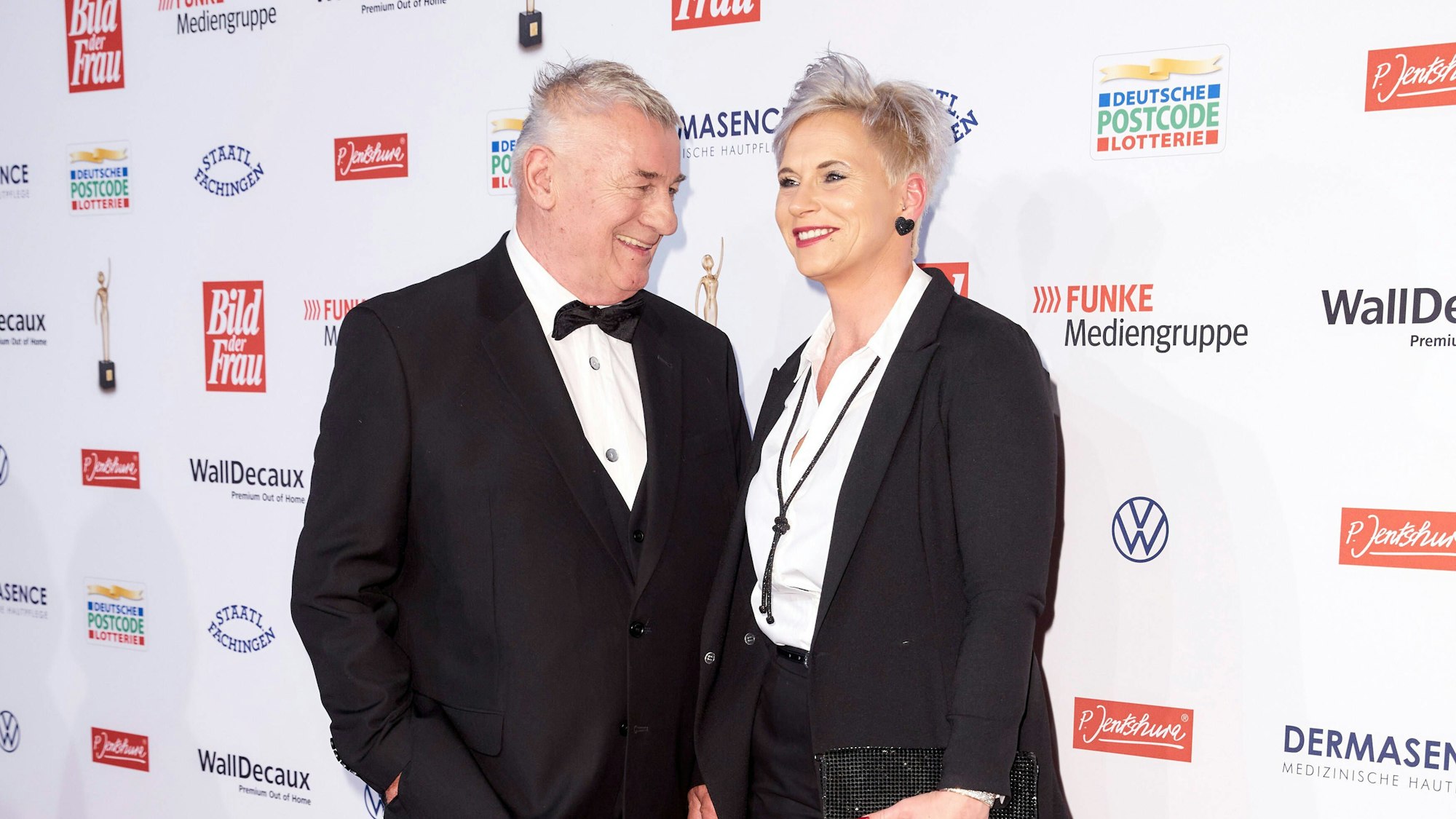 Heinz Hoenig mit Ehefrau Annika Kärsten-Hoenig auf dem roten Teppich bei der Verleihung der Goldenen „Bild der Frau“.
