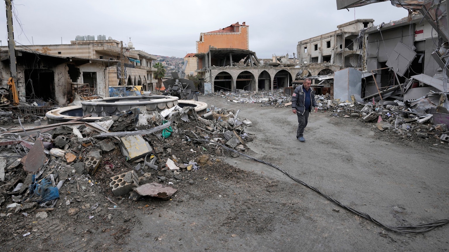 Libanon, Bint Jbeil: Ein Mann geht in einem zerstörten Viertel in der Stadt Bint Jbeil im Südlibanon spazieren, nachdem am Mittwoch eine Waffenruhe zwischen Israel und der Hisbollah begonnen hat.