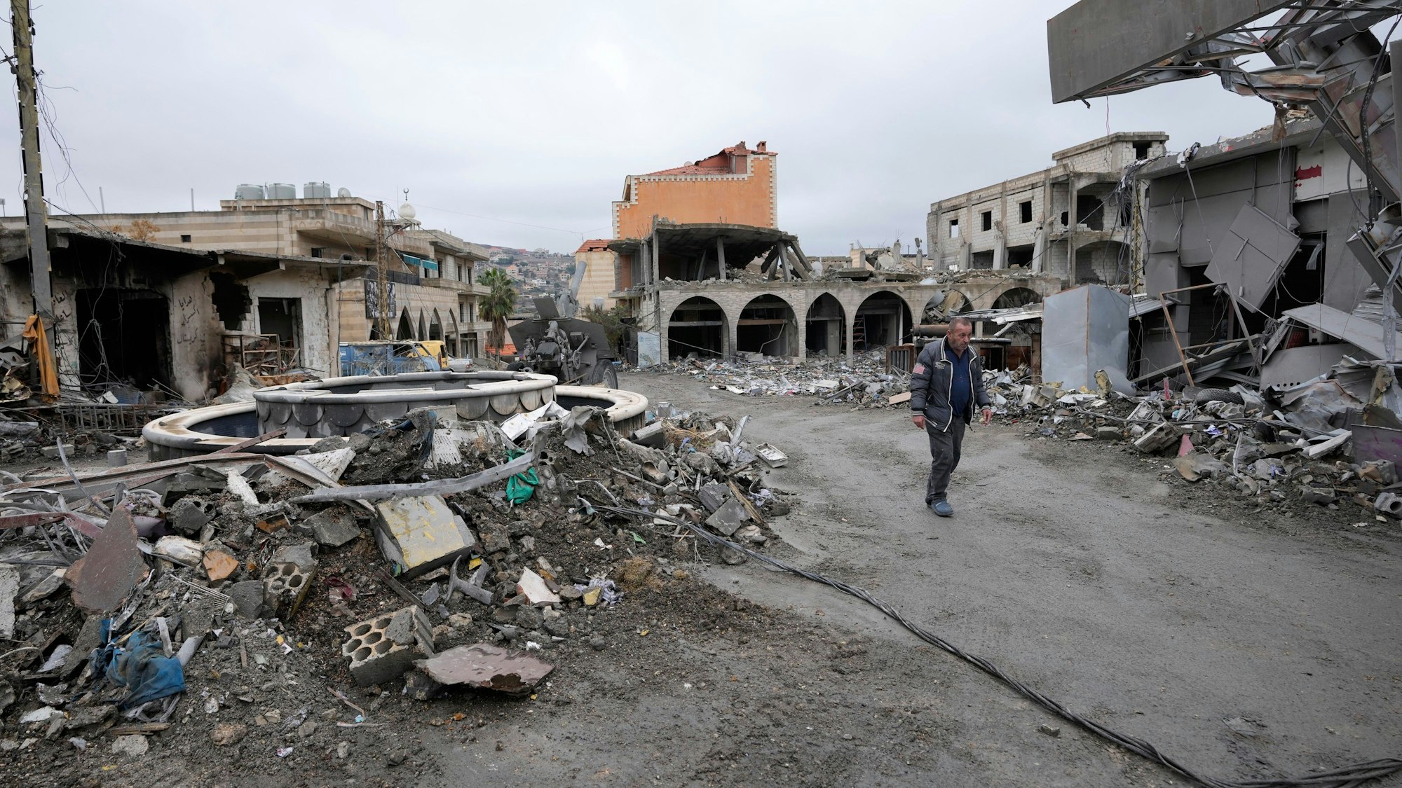 Libanon, Bint Jbeil: Ein Mann geht in einem zerstörten Viertel in der Stadt Bint Jbeil im Südlibanon spazieren, nachdem am Mittwoch eine Waffenruhe zwischen Israel und der Hisbollah begonnen hat.