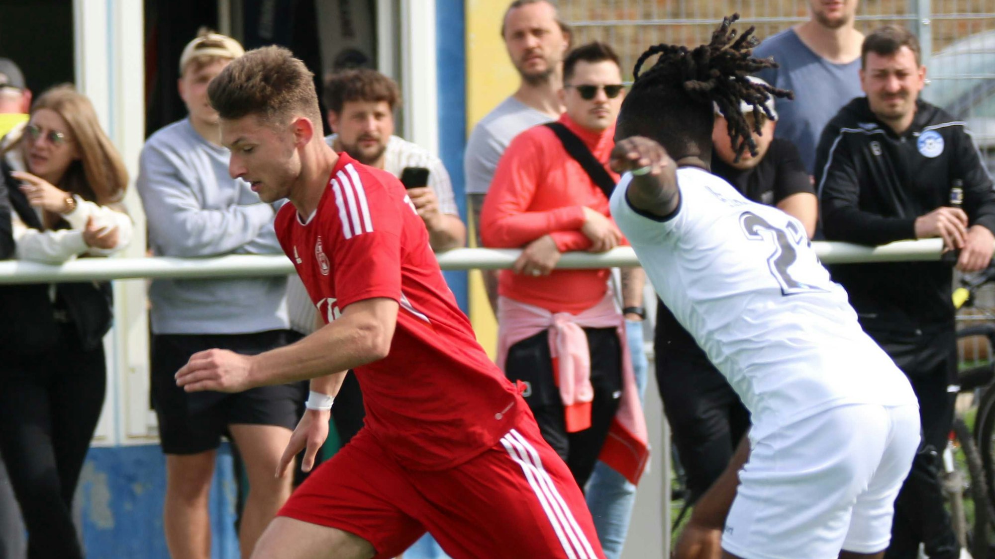 Devin Nickisch läuft an einem Gegenspieler vorbei, im Hintergrund Zuschauer.