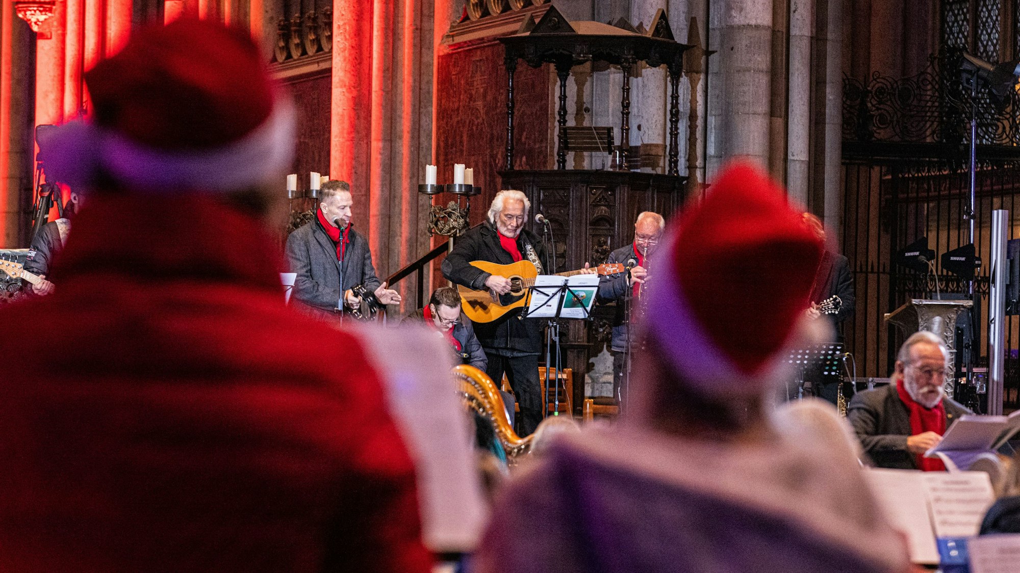 Beim Mitsingkonzert im Kölner Dom werden die Höhner am 8. Dezember wieder zu Gast sein. Musikerinnen und Musiker dürfen hierbei ihre eigenen Instrumente mitbringen, müssen sich jedoch vorher anmelden.
