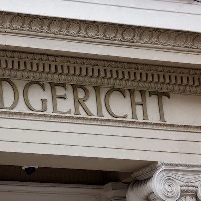 Blick auf den Schriftzug „Landgericht“ an der Fassade des Gerichtsgebäudes in Bonn.