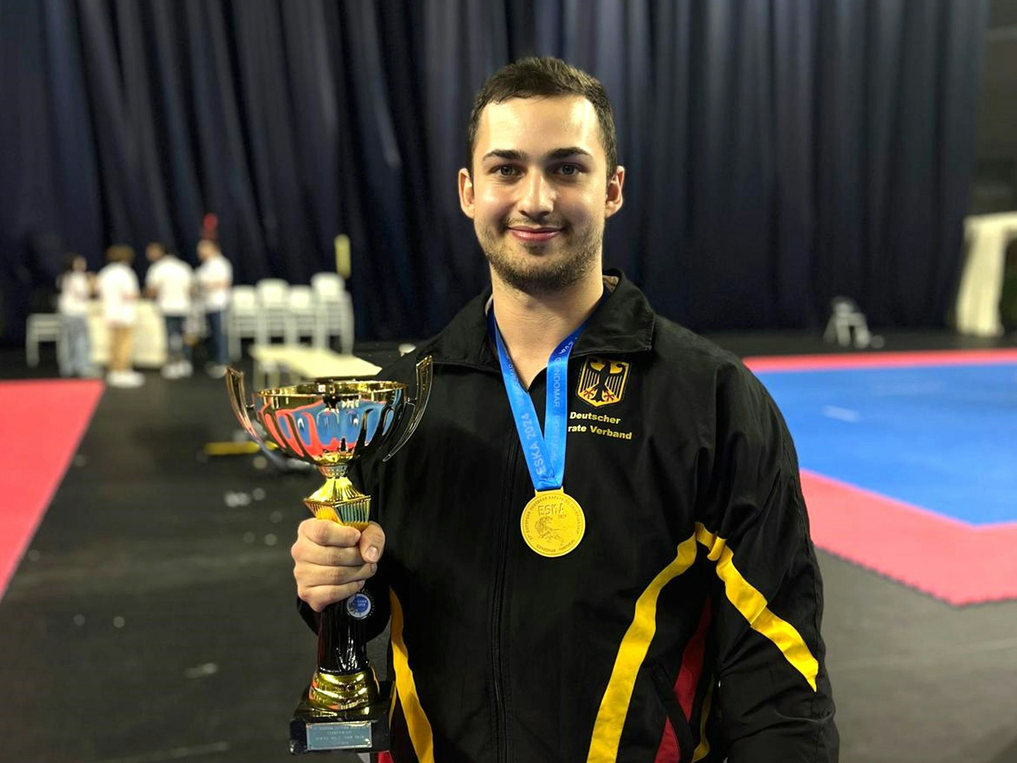 Yannick Drescher hält den EM-Pokal hoch.