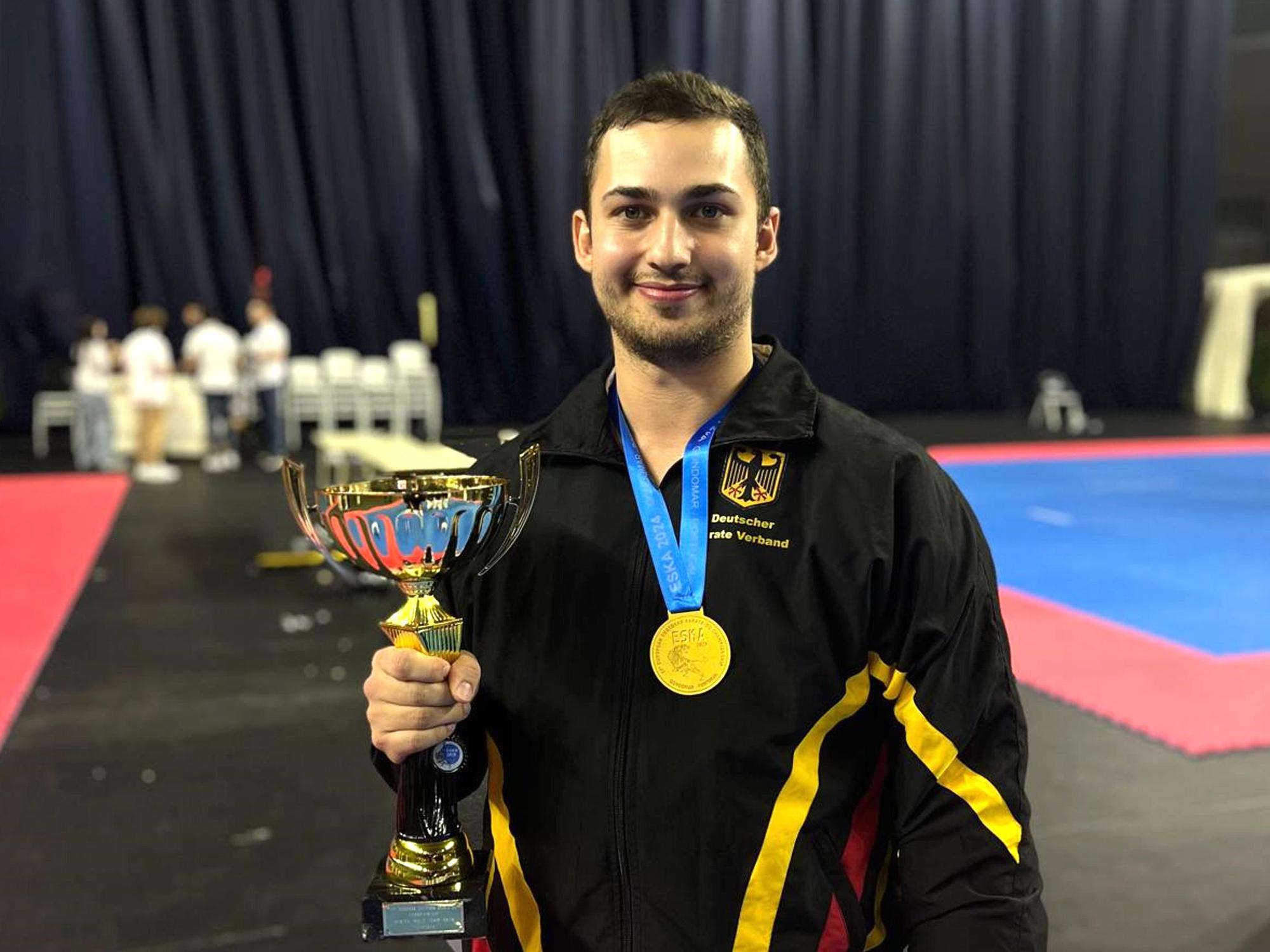 Yannick Drescher zeigt den EM-Pokal