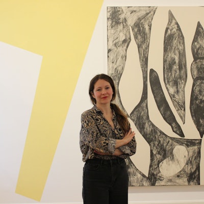 Zu sehen ist Frauke Dannert vor einem ihrer Werke.