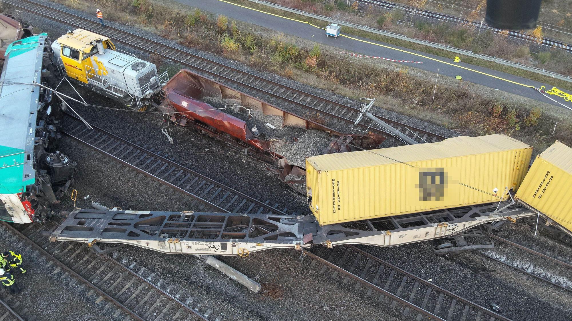 Nach der Beseitigung der verunglückten Loks und Waggons ist das Ausmaß des Schadens erst ersichtlich geworden.