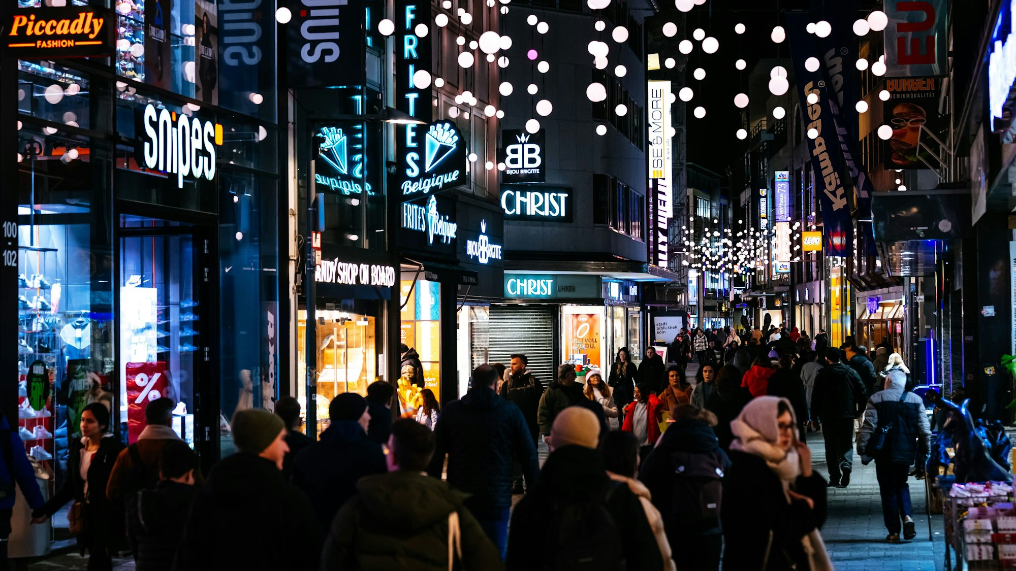 Die Weihnachtsbeleuchtung auf der Hohe Straße.