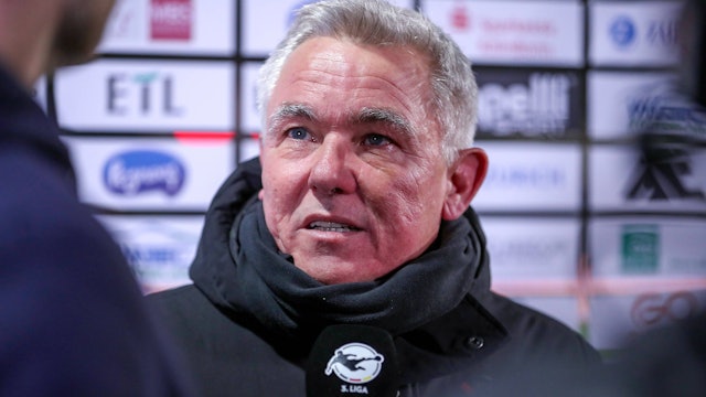 22.11.2024, Fußball, FC Viktoria Köln Energie Cottbus, 3.Liga, Sportpark Höhenberg, 15. Spieltag, Saison 2024 2025: Olaf Janßen Viktoria Köln Cheftrainer DFB regulations prohibit any use of photographs as image sequences and or quasi-video. Nordrhein-Westfalen Deutschland *** 22 11 2024, Football, FC Viktoria Köln Energie Cottbus, 3 Liga, Sportpark Höhenberg, 15 Matchday, Season 2024 2025 Olaf Janßen Viktoria Köln Head Coach DFB regulations prohibit any use of photographs as image sequences and or quasi video Nordrhein Westfalen Germany