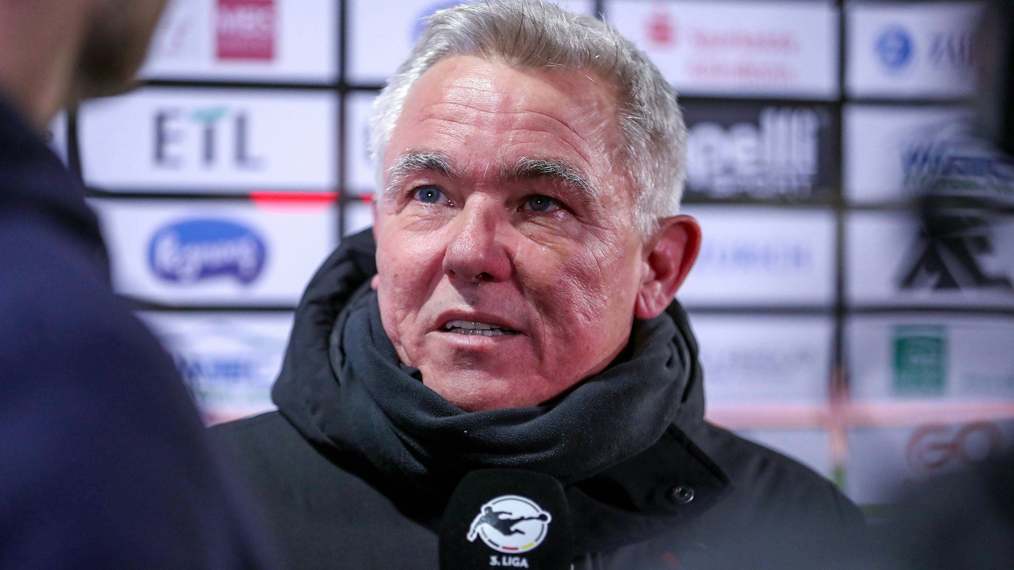 22.11.2024, Fußball, FC Viktoria Köln Energie Cottbus, 3.Liga, Sportpark Höhenberg, 15. Spieltag, Saison 2024 2025: Olaf Janßen Viktoria Köln Cheftrainer DFB regulations prohibit any use of photographs as image sequences and or quasi-video. Nordrhein-Westfalen Deutschland *** 22 11 2024, Football, FC Viktoria Köln Energie Cottbus, 3 Liga, Sportpark Höhenberg, 15 Matchday, Season 2024 2025 Olaf Janßen Viktoria Köln Head Coach DFB regulations prohibit any use of photographs as image sequences and or quasi video Nordrhein Westfalen Germany