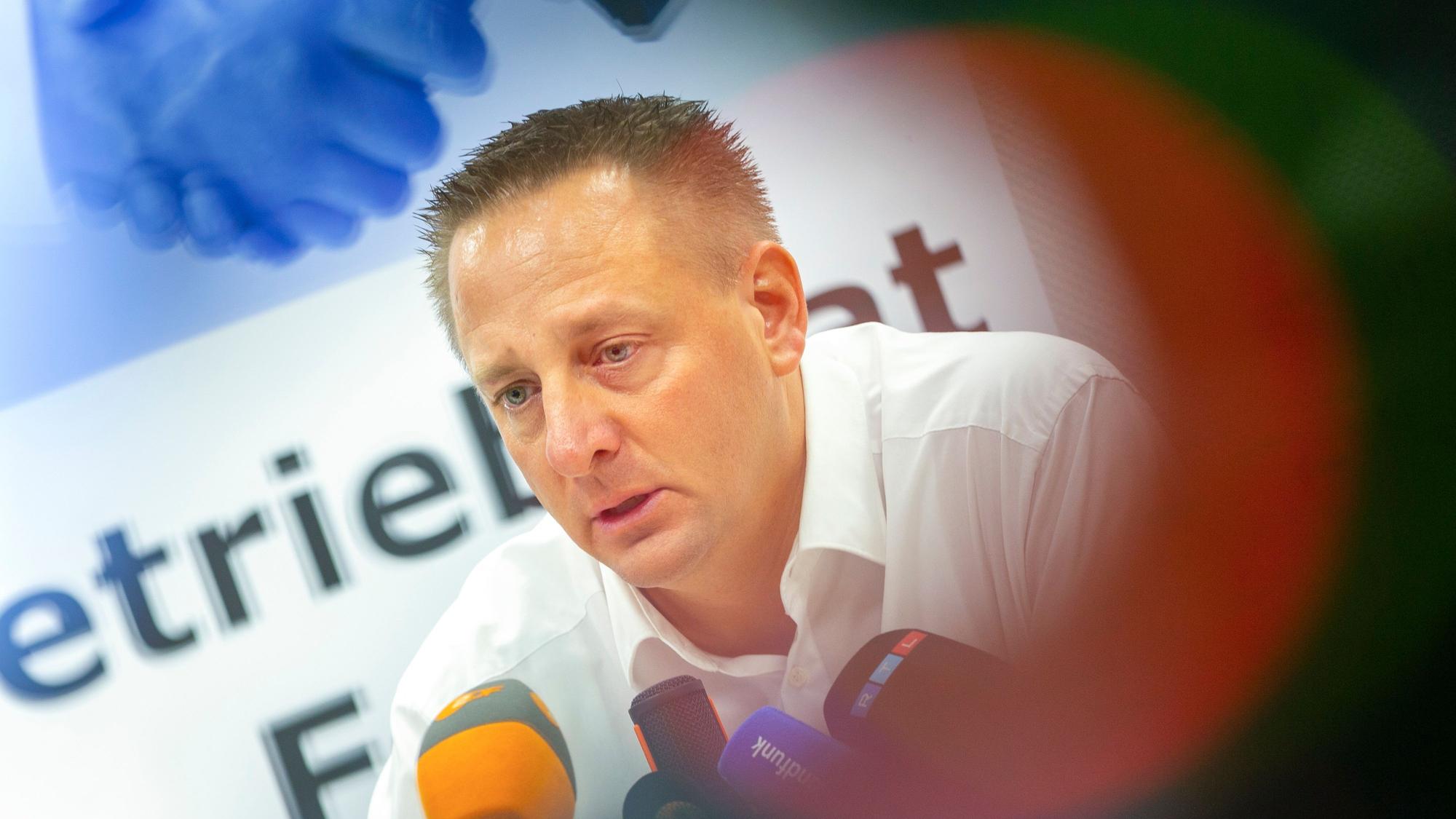 Benjamin Gruschka, Vorsitzender des Gesamtbetriebsrates der Ford-Werke, spricht auf der Pressekonferenz nach der Betriebsversammlung.