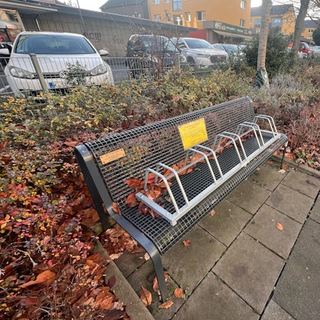 Gesperrt sind die Bänke an der Kaiserstraße in Urbach jetzt schon. Doch sollen sie noch abgebaut und an derer Stelle im Veedel ihren Platz finden.