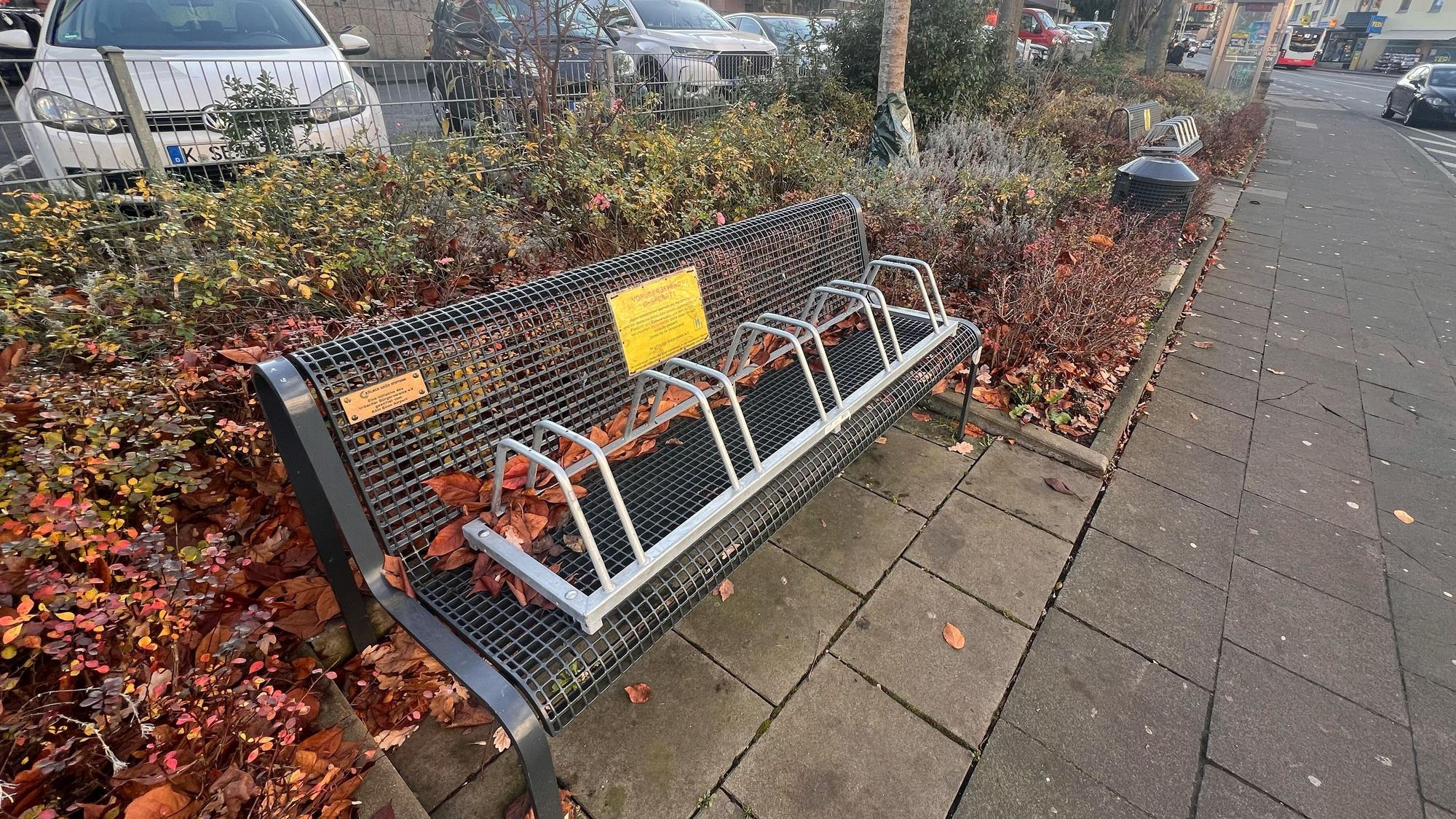 Gesperrt sind die Bänke an der Kaiserstraße in Urbach jetzt schon. Doch sollen sie noch abgebaut und an derer Stelle im Veedel ihren Platz finden.