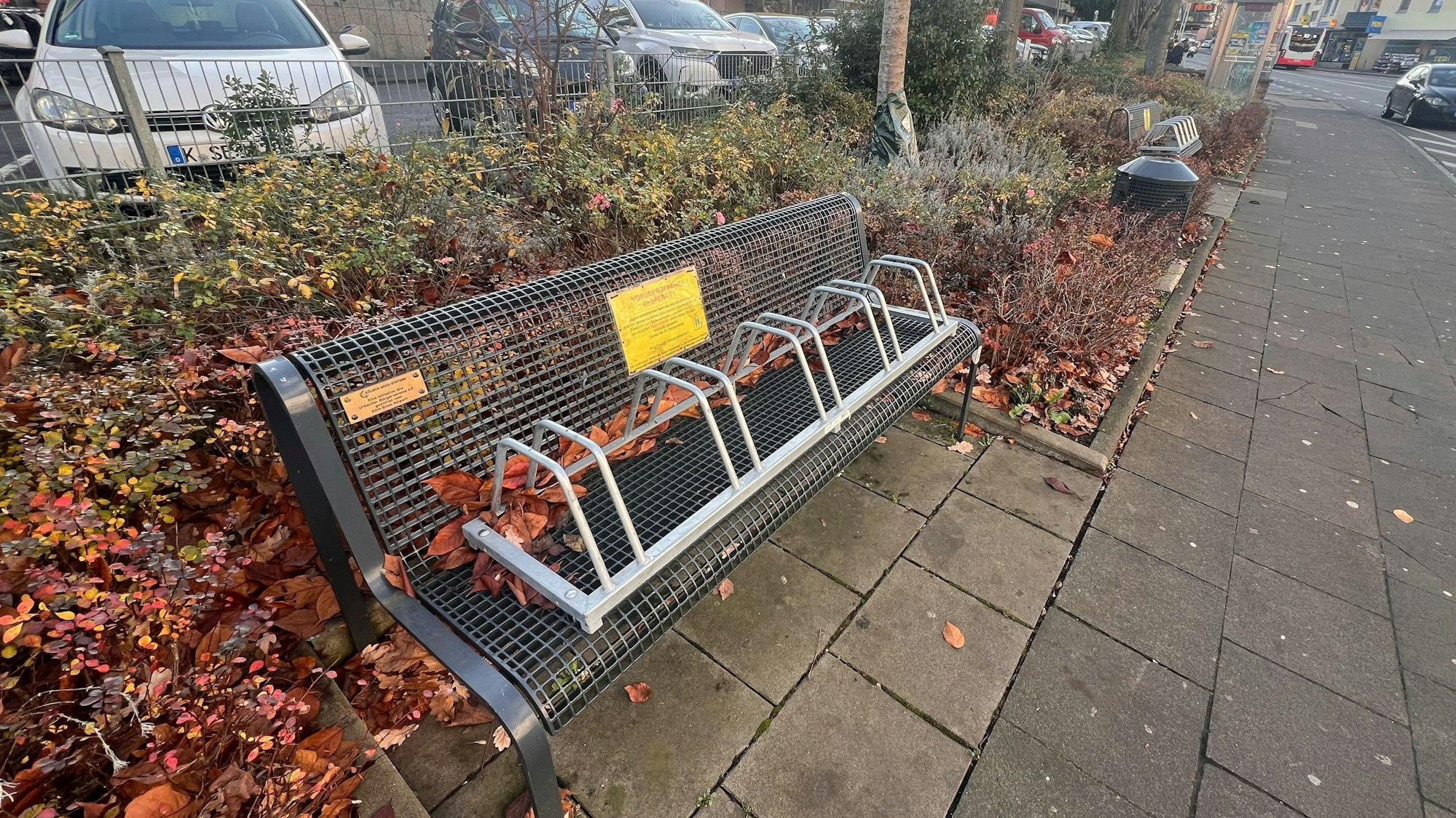 Gesperrt sind die Bänke an der Kaiserstraße in Urbach jetzt schon. Doch sollen sie noch abgebaut und an derer Stelle im Veedel ihren Platz finden.