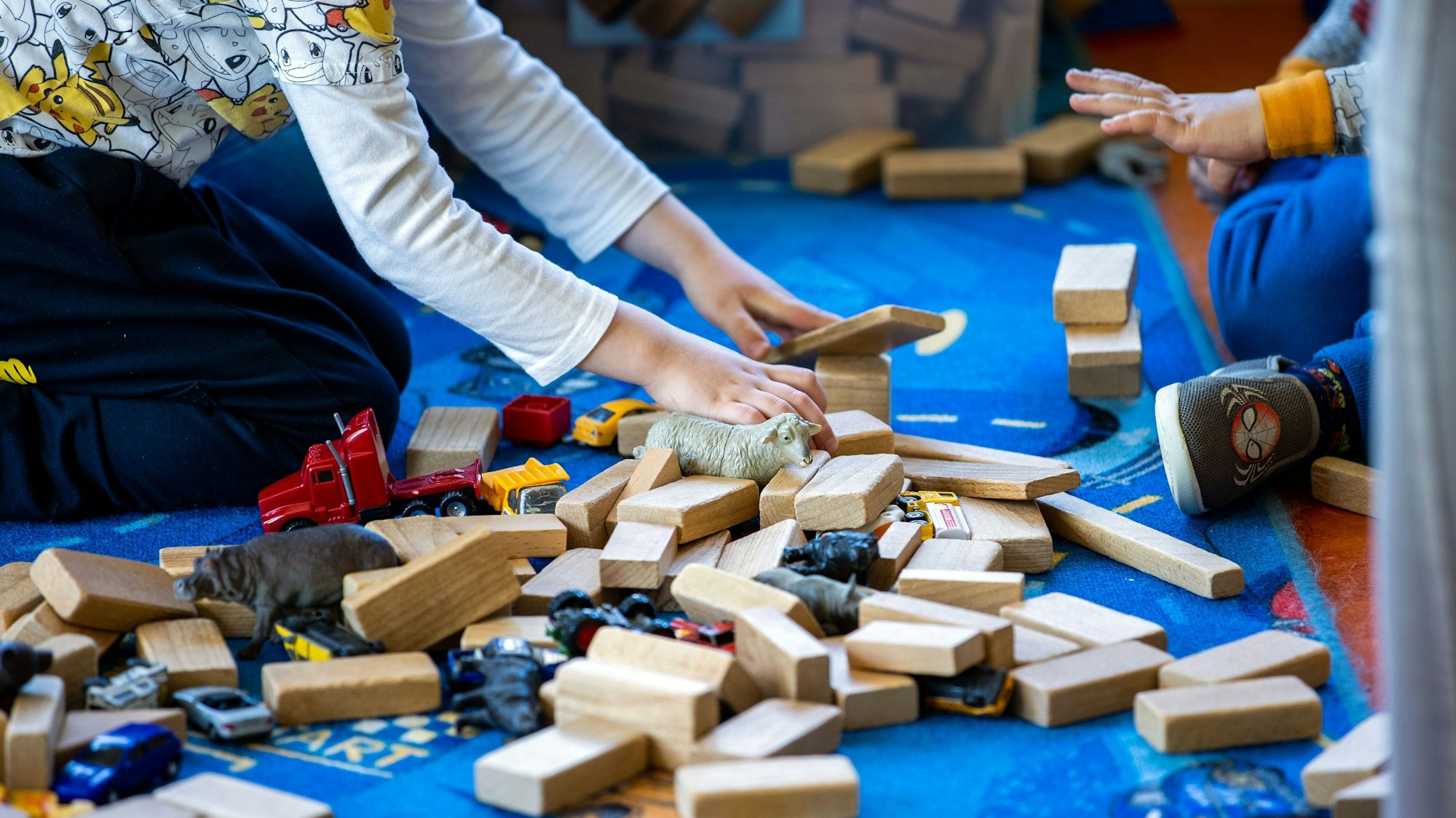 Kinder spielen in einer Kindergruppe in einer Kindertagesstätte.