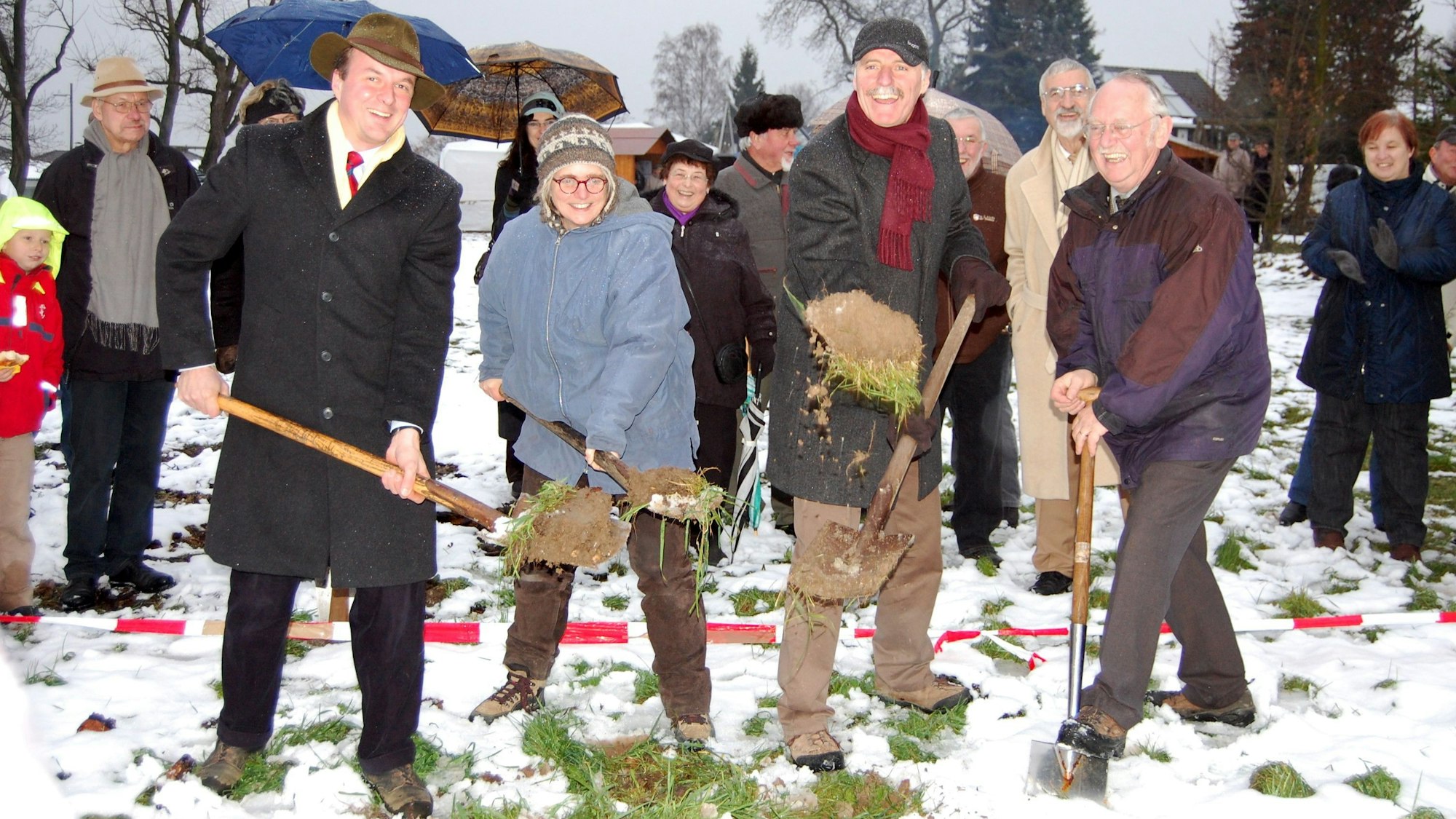 27. November 2024. Alfter-Gielsdorf. 15 Jahre Dorfgemeinschaftshaus. Erster Spatenstich Dezember 2010 (von links): Baron von Geyr zu Schweppenburg, Karola Hoffmann, Rolf Schumacher und Albert Schäfter. Foto: Frank Engel-Strebel