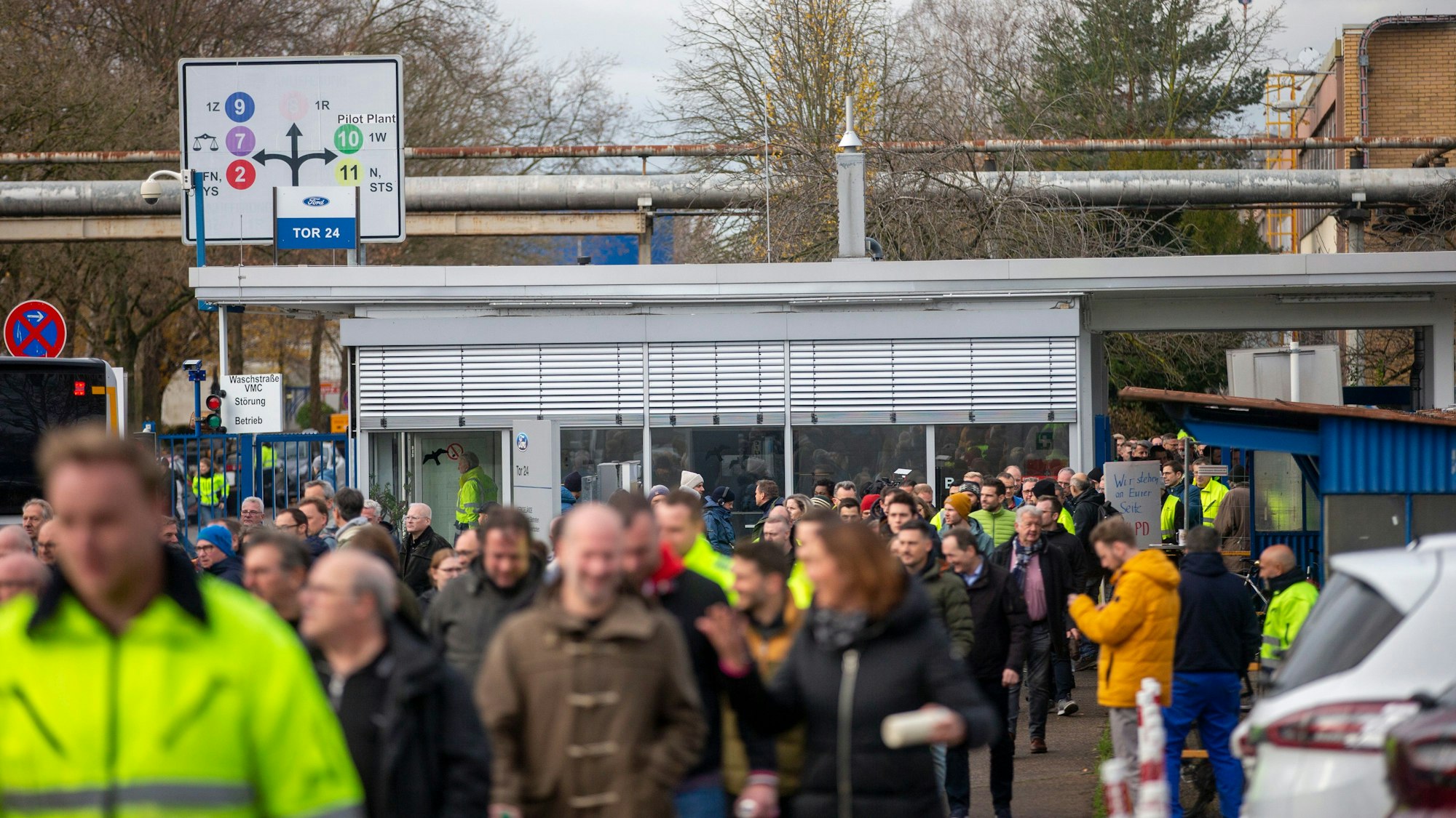 Noch während die Betriebsversammlung lief, verließen viele Mitarbeiterinnen und Mitarbeiter das Gelände.