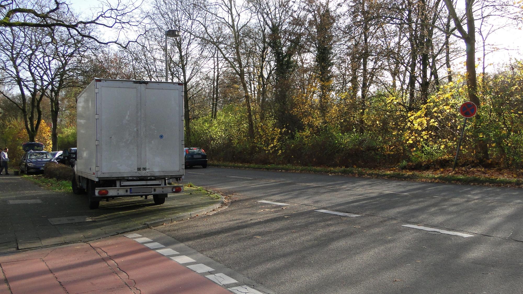 Auf dem Gehweg parkende Fahrzeuge an der Einmündung zur Herstattallee versperren die Sicht und gefährden den Verkehr, argumentiert die SPD-Fraktion.
