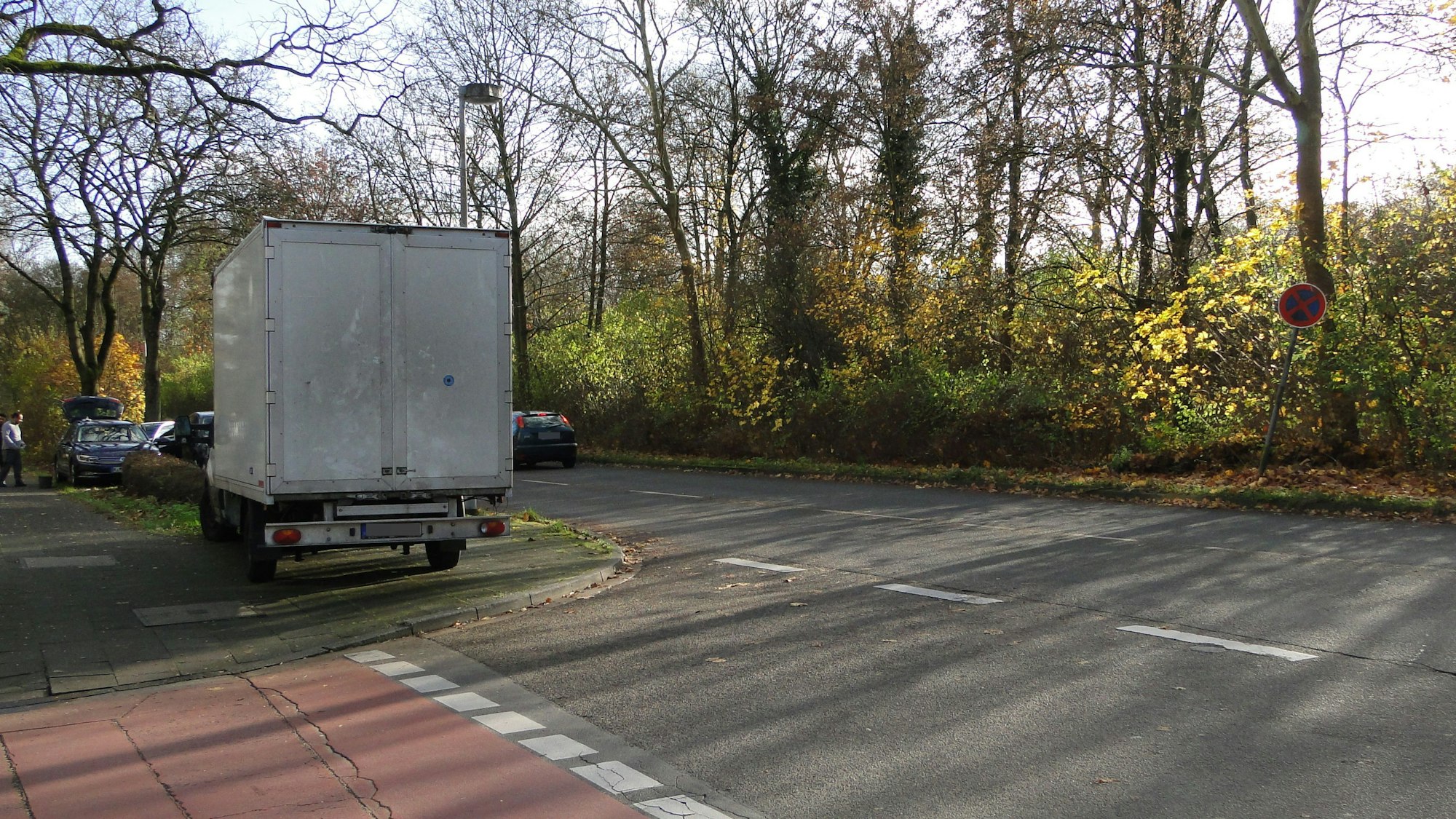 Auf dem Gehweg parkende Fahrzeuge an der Einmündung zur Herstattallee versperren die Sicht und gefährden den Verkehr, argumentiert die SPD-Fraktion.