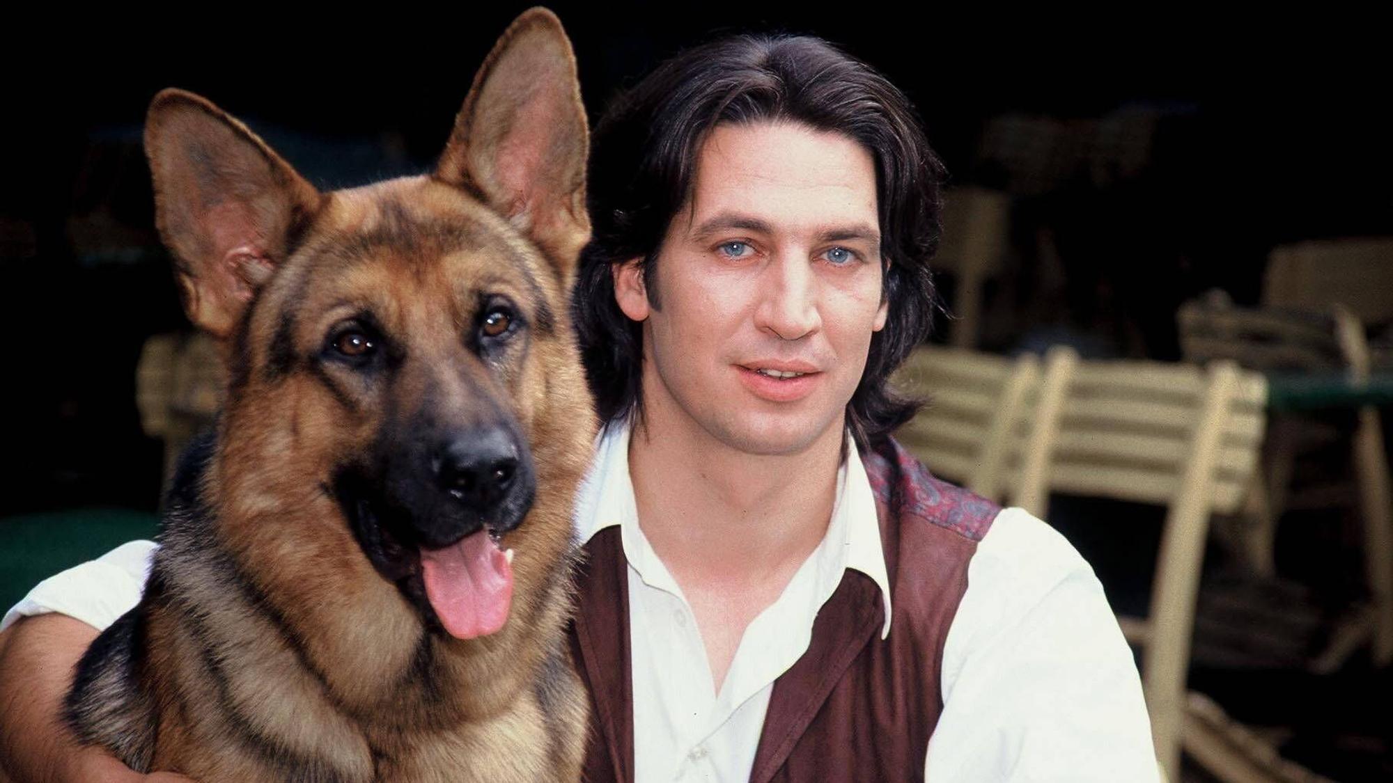 Tobias Moretti mit „Kommissar Rex“ in der gleichnamigen Serie, die zehn Jahre sehr erfolgreich auf Sat.1 lief..