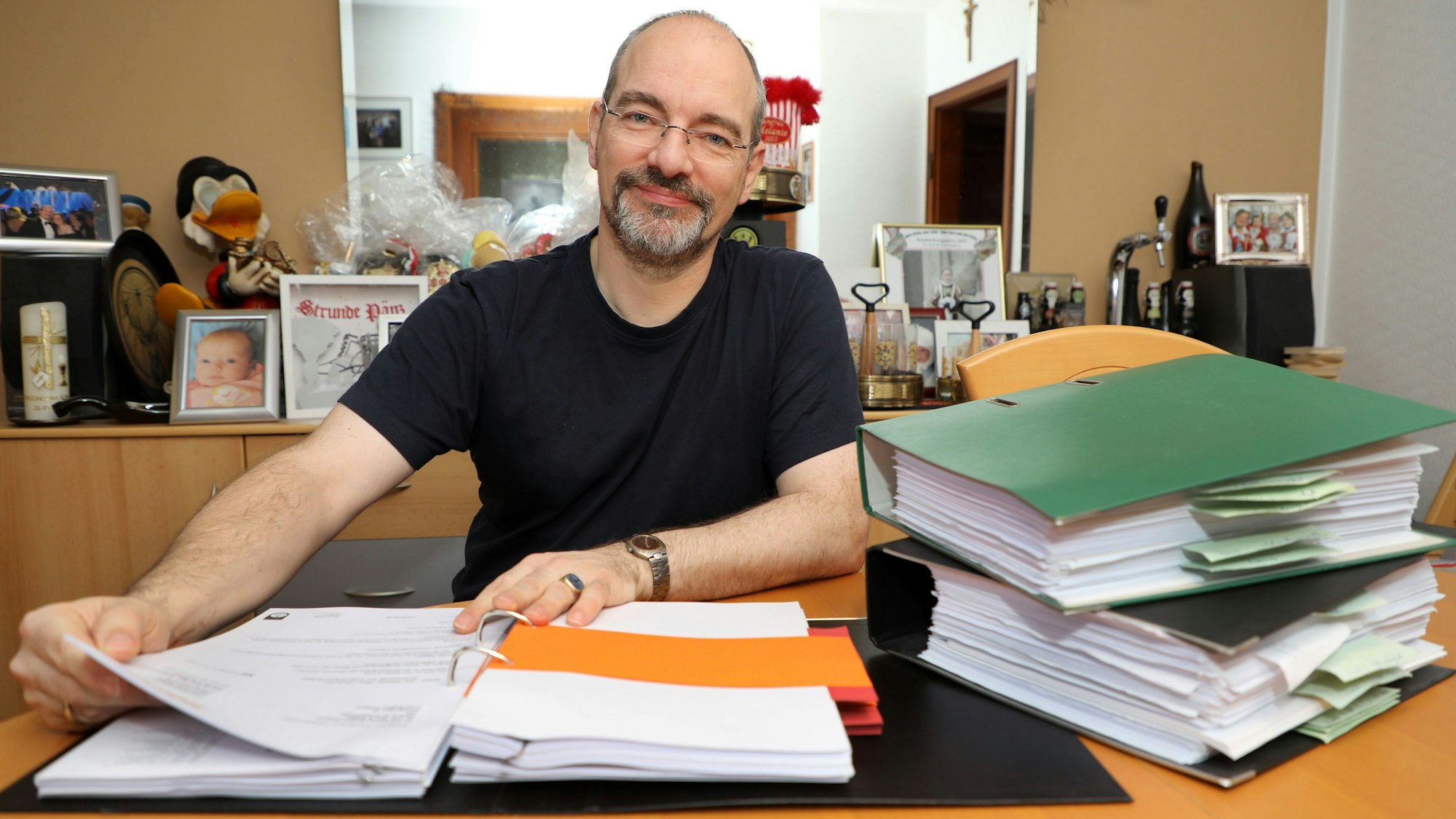 Alexander Pfister blättert in einem Aktenordner