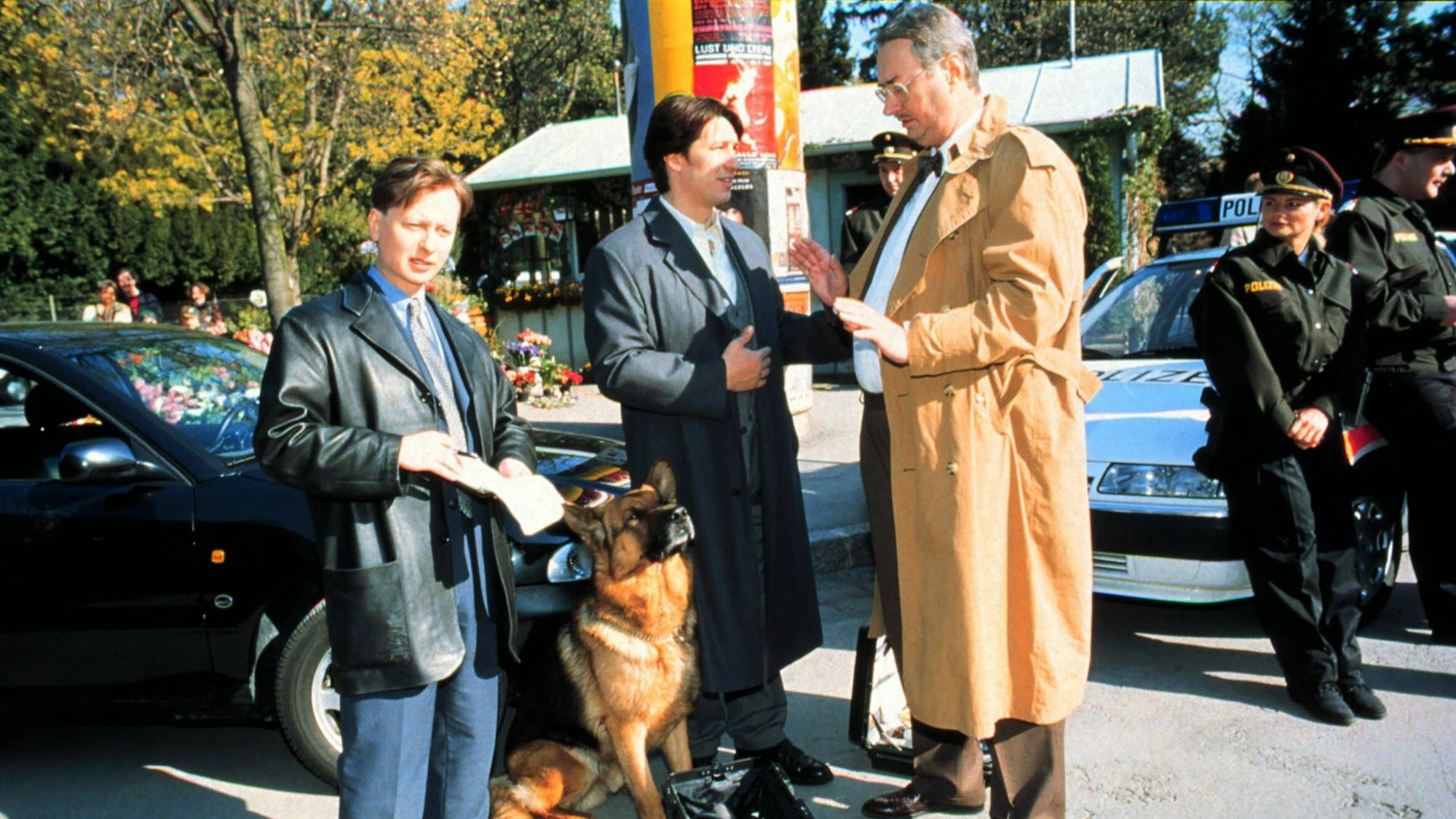 Gerhard Zemann redet mit Tobias Moretti an einem Tatort.