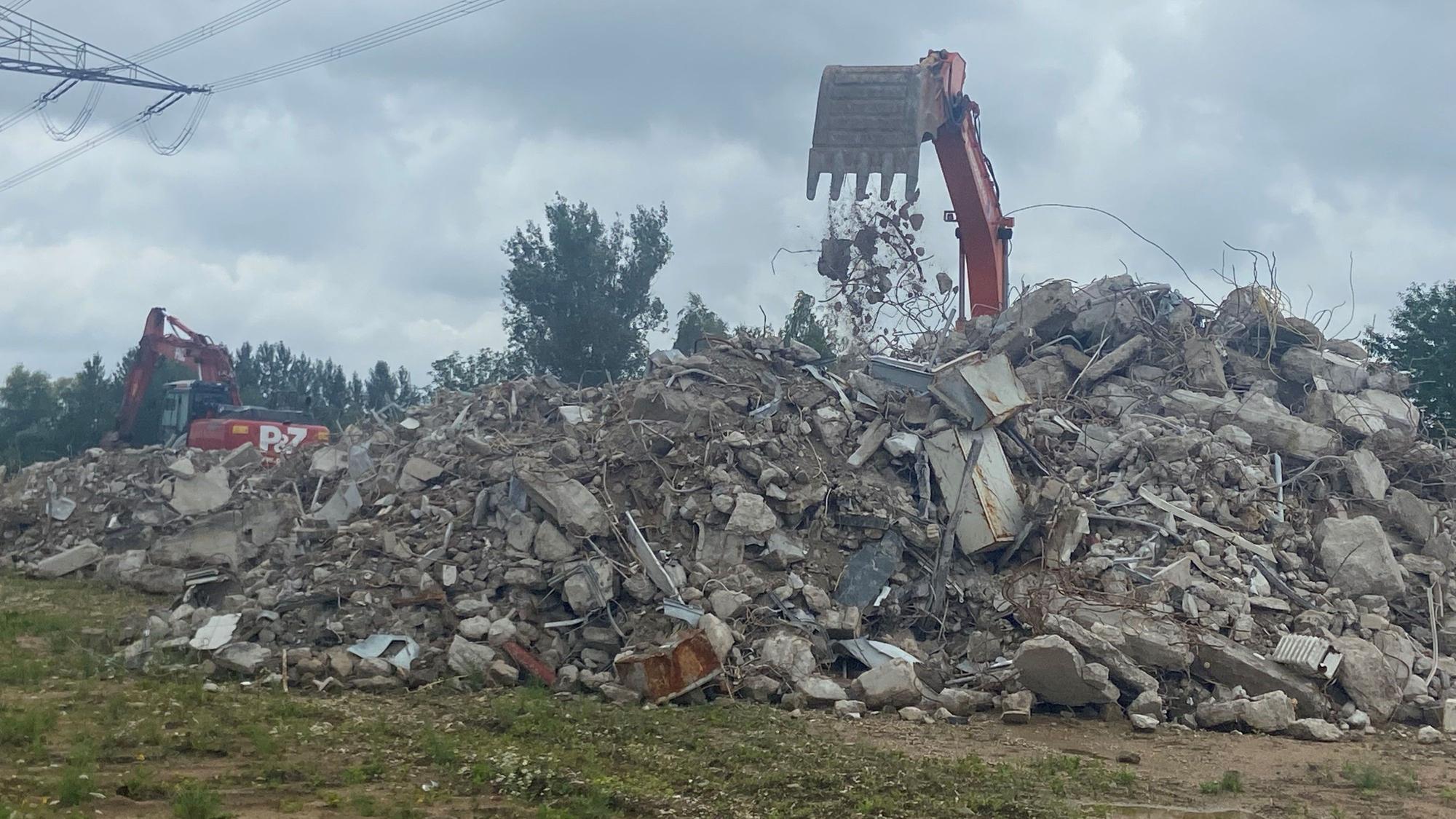 Das Bild zeigt einen Bagger bei Abbrucharbeiten.