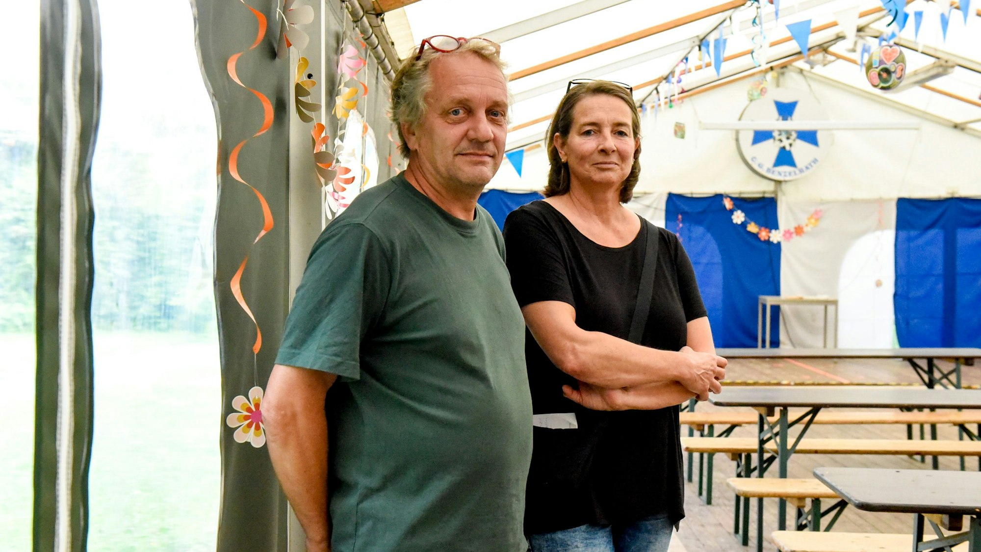 Auf dem Bild sind ein Mann und eine Frau in einem Bierzelt zu sehen.