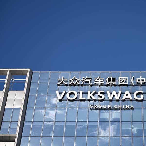 An der Fassade eines Gebäudes ist der Schriftzug der Volkswagen Group in China zu sehen.