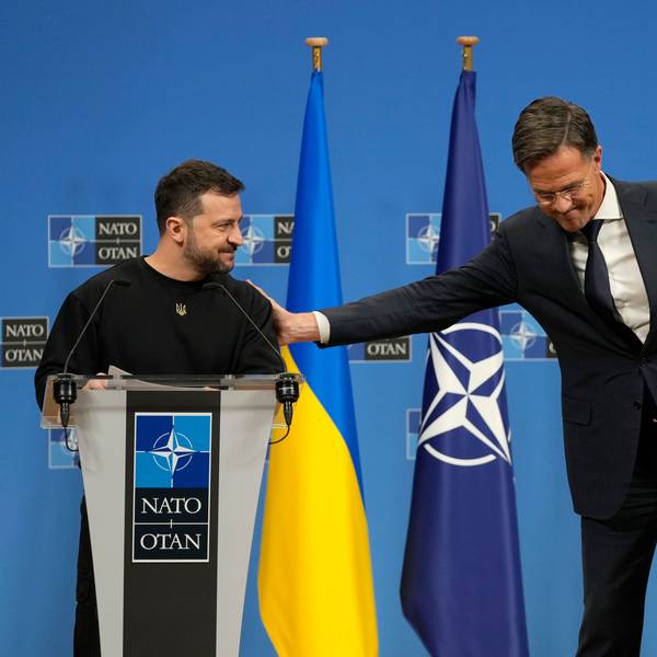 NATO-Generalsekretär Mark Rutte (r) und der ukrainische Präsident Wolodymyr Selenskyj nehmen an einer Pressekonferenz während eines Treffens der NATO-Verteidigungsminister im NATO-Hauptquartier in Brüssel teil.