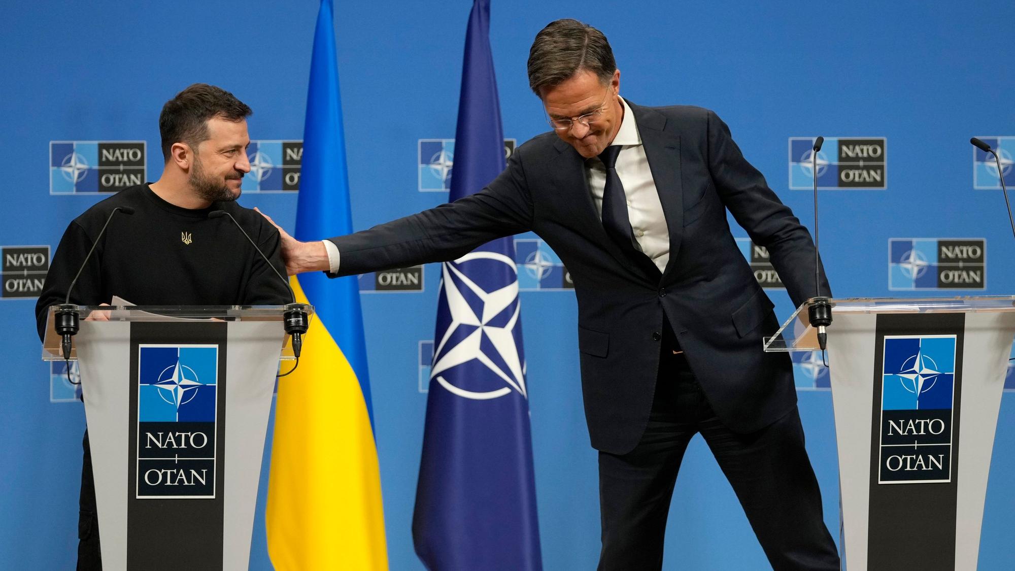 NATO-Generalsekretär Mark Rutte (r) und der ukrainische Präsident Wolodymyr Selenskyj nehmen an einer Pressekonferenz während eines Treffens der NATO-Verteidigungsminister im NATO-Hauptquartier in Brüssel teil.
