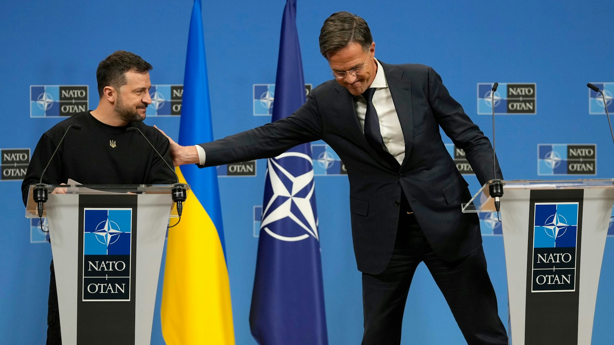 NATO-Generalsekretär Mark Rutte (r) und der ukrainische Präsident Wolodymyr Selenskyj nehmen an einer Pressekonferenz während eines Treffens der NATO-Verteidigungsminister im NATO-Hauptquartier in Brüssel teil.