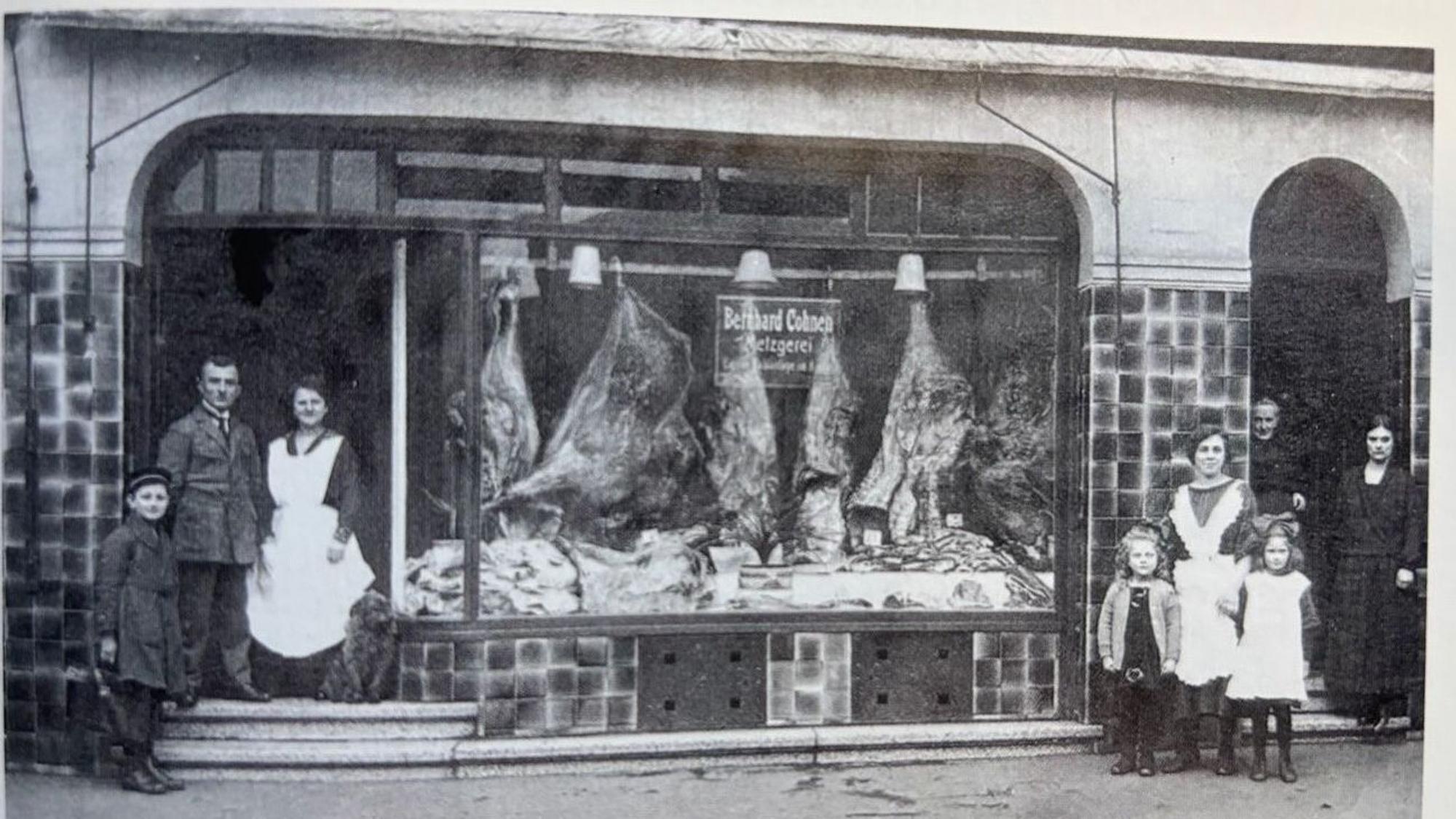 Auf dem Schwarz-Weiß-Bild ist ein Foto der Frechener Metzgerei Cohnen um 1925 zu sehen.