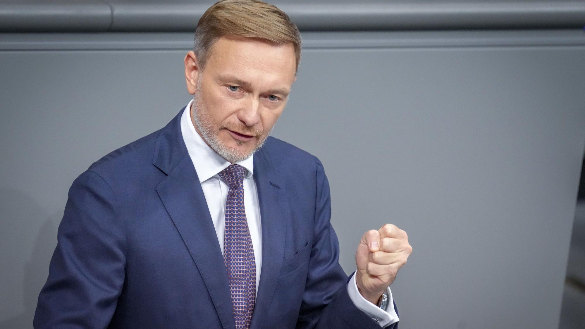 ARCHIV - 13.11.2024, Berlin: Christian Lindner, FDP-Parteivorsitzender, spricht im Plenum des Bundestags nach der Regierungserklärung. Themen sind u.a. das Ende der Ampelkoalition und die bevorstehende Neuwahl des Bundestags.