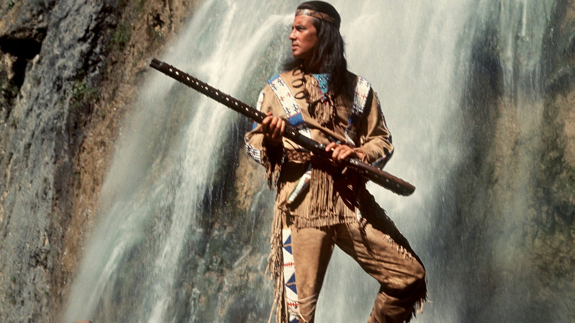 ARCHIV - Pierre Brice als stolzer Apachen-Häuptling "Winnetou" in einer Szene des Karl-May-Films "Winnetou 3".
