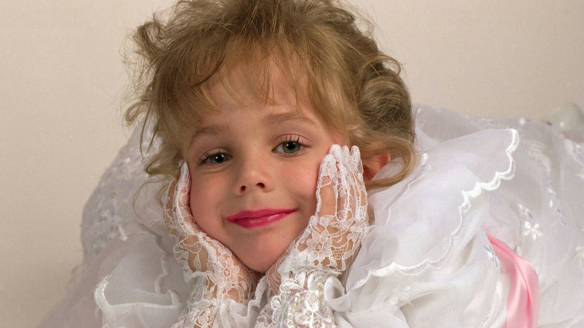 Die Kinder-Schönheitskönigin JonBenét Ramsey posiert für die Kamera.
