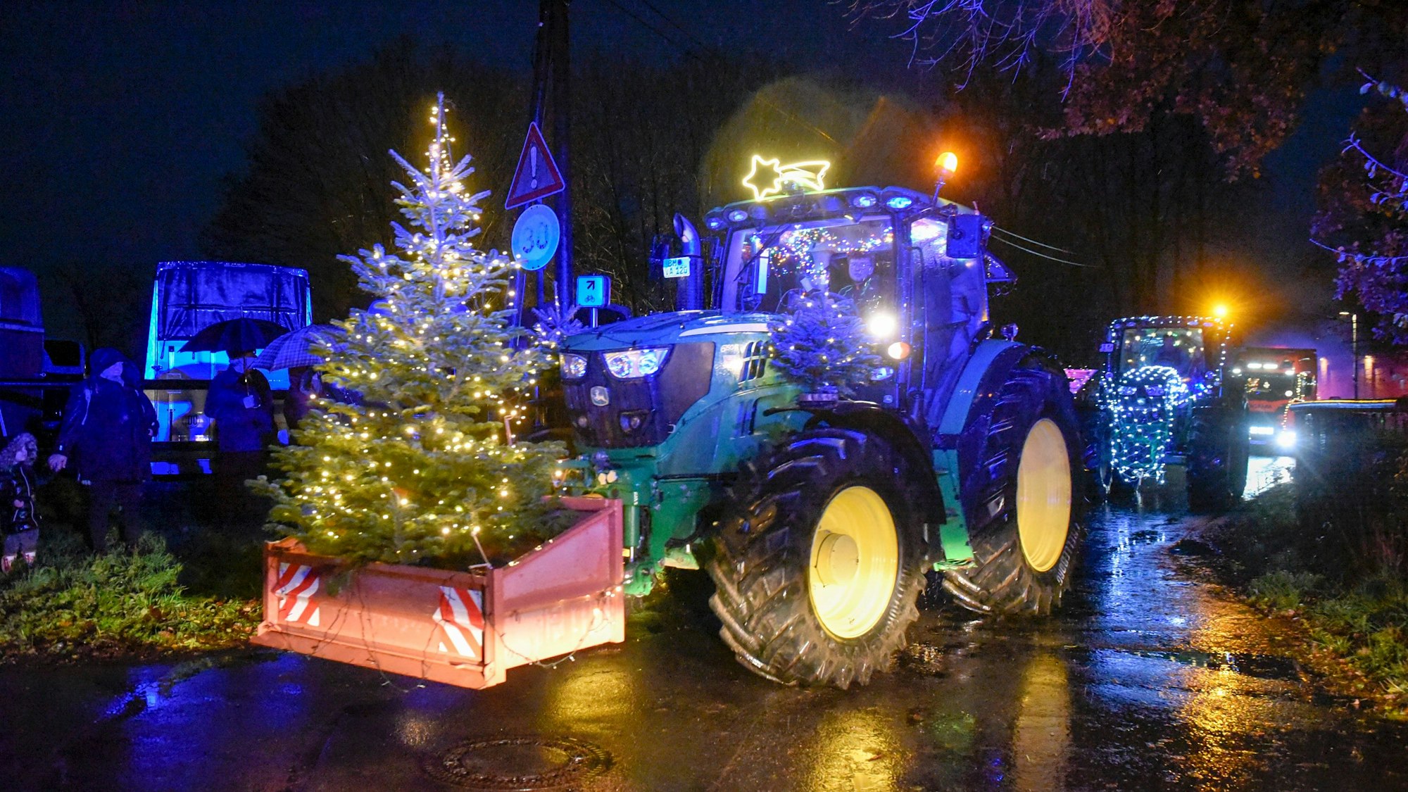 Beleuchtete Traktoren und Zugmaschinen. (Archivfoto)