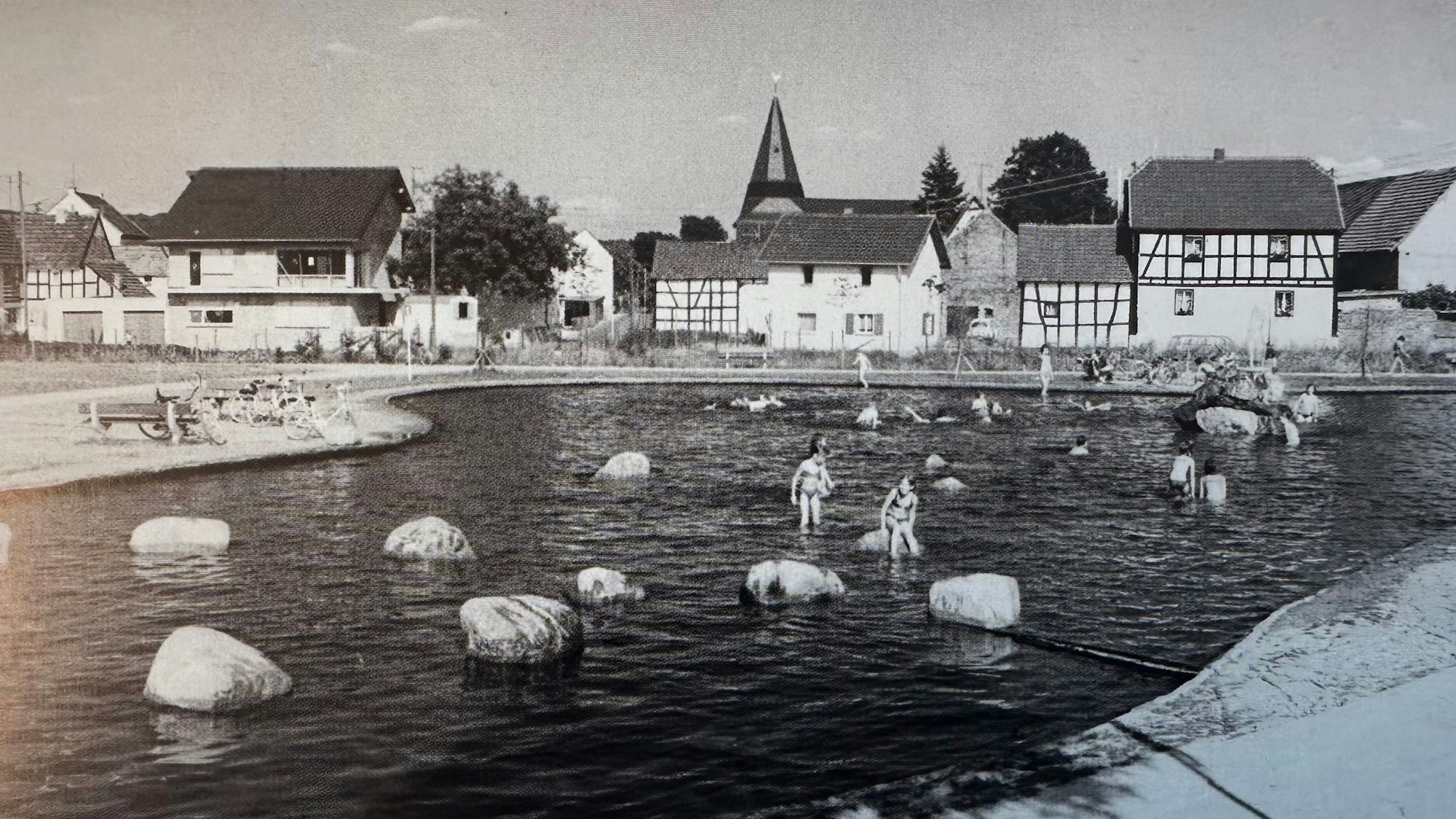 Einweihung des Birlinghovener Parks im Jahr 1976 als Wasserspielplatz für Kinder.