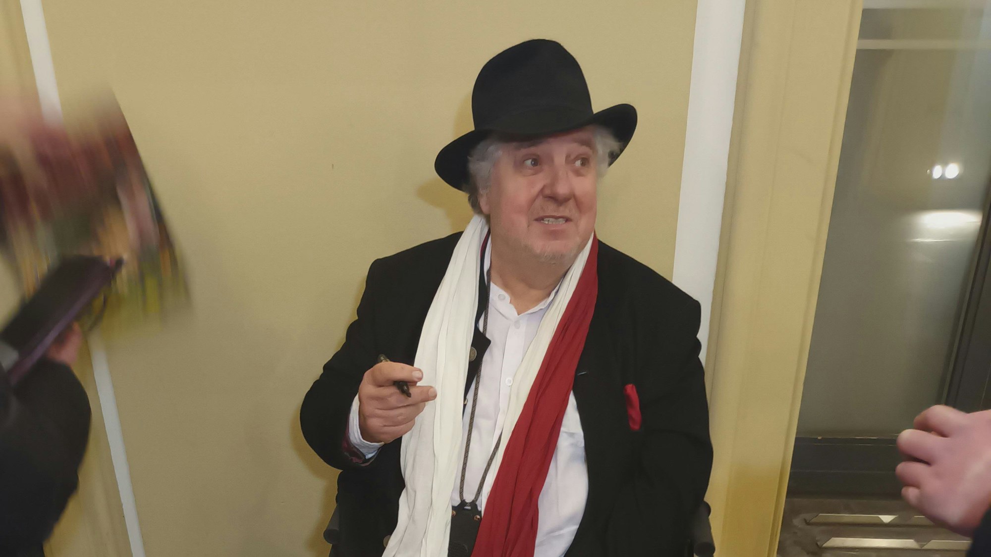 Michael Schanze sitzt vor der München-Premiere des Musicals „Eine Weihnachtsgeschichte“ nach Charles Dickens vor dem Deutschen Theater.